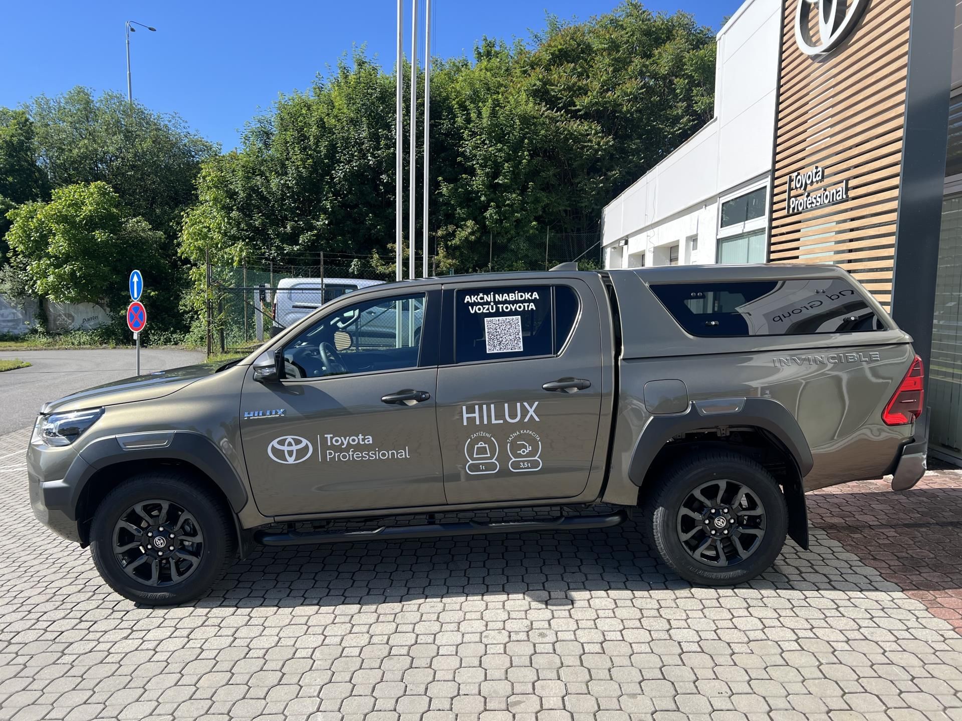 Toyota Hilux, 2.8D 6AT Invincible 4×4 + tažn - fotka 3
