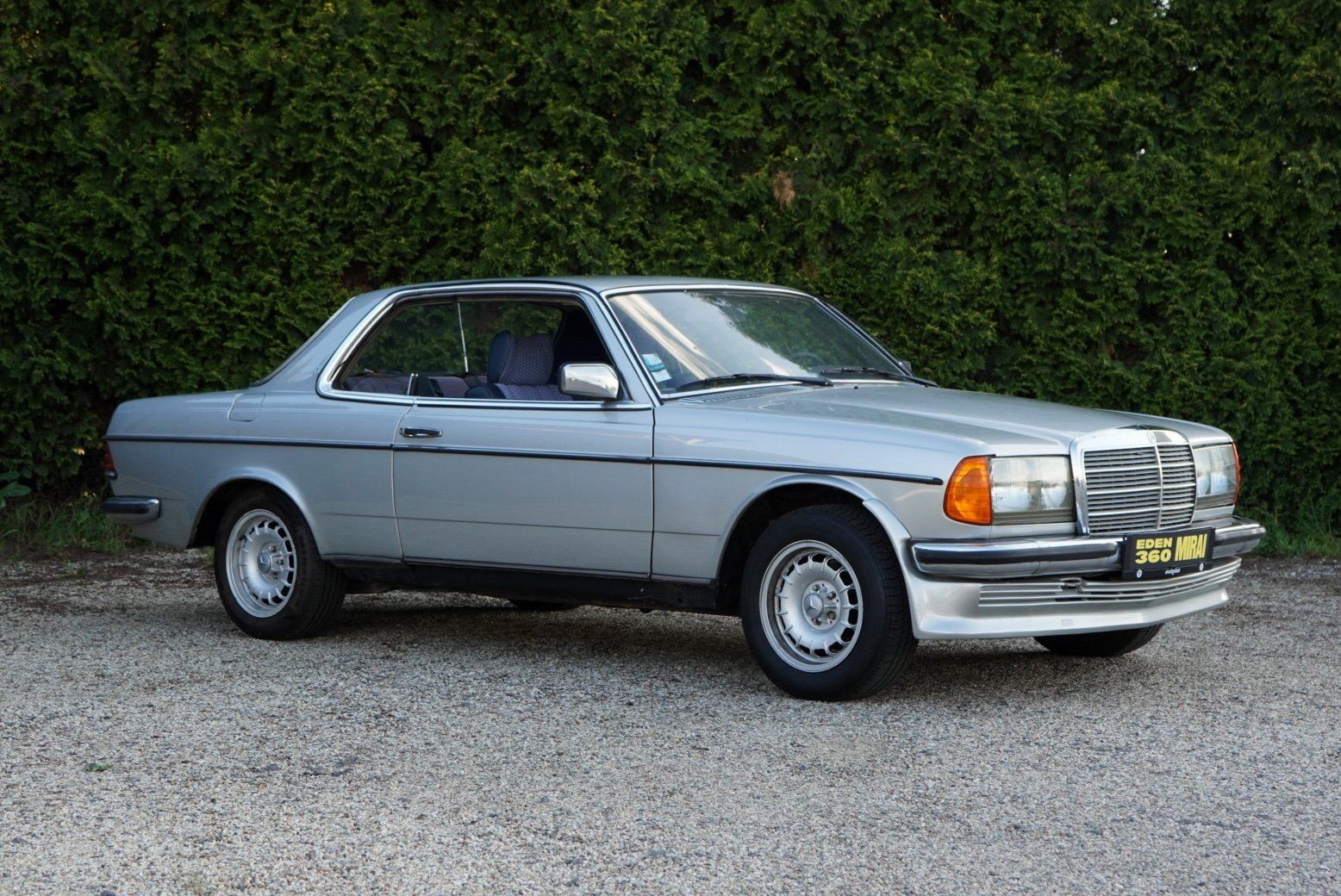 Mercedes-Benz 123, 230 CE - fotka 6