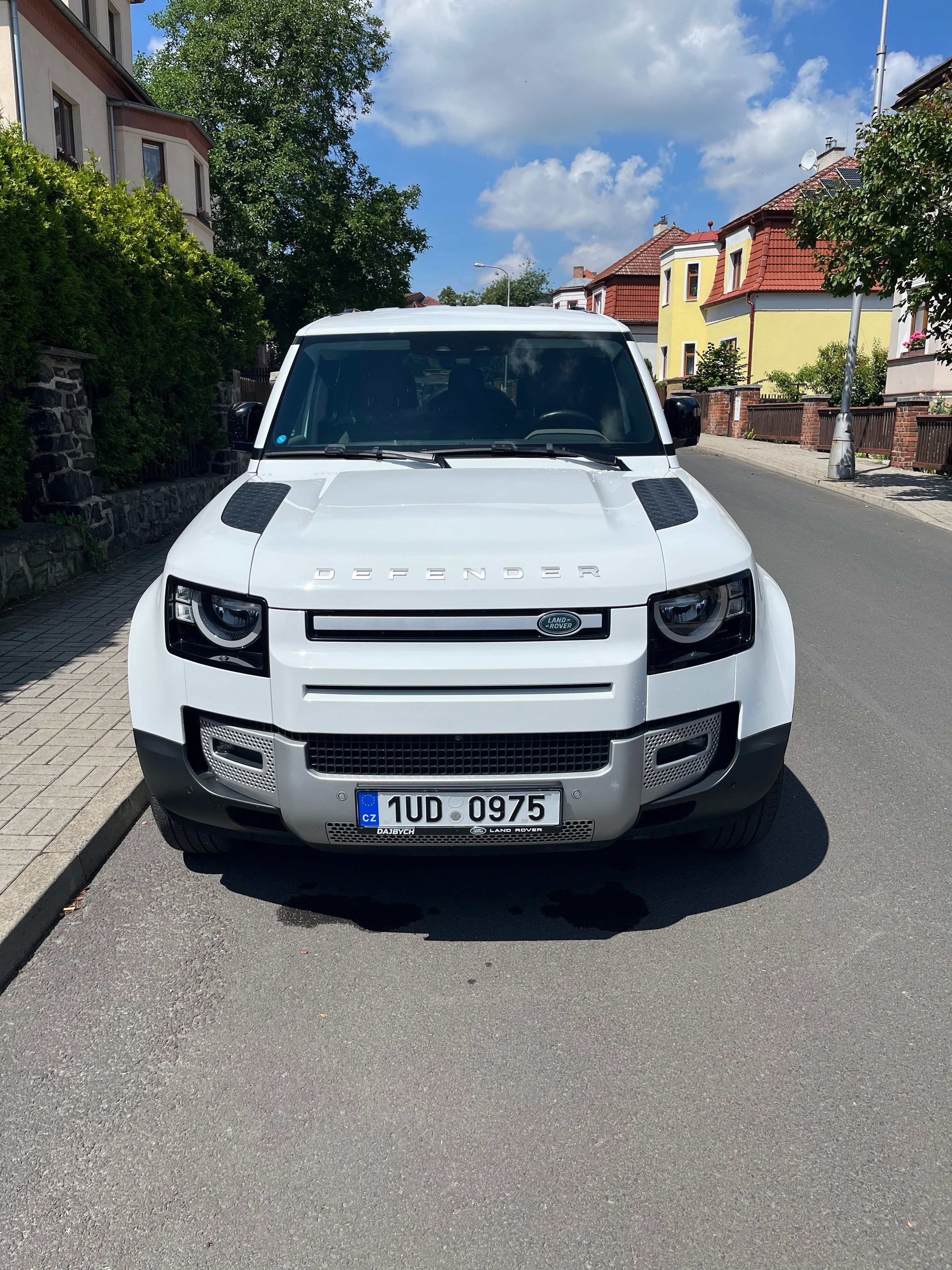 Land Rover Defender, 1.maj, 7 míst