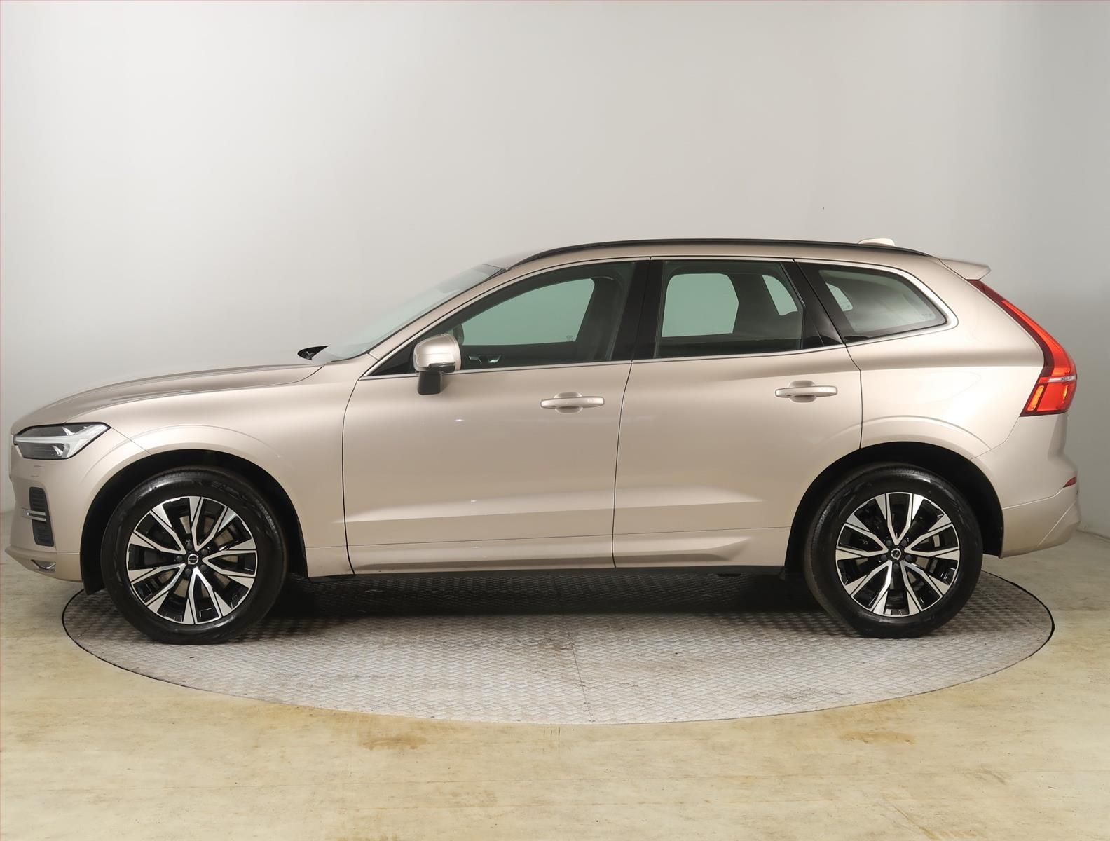 Volvo XC60, B4 AWD, 4X4, Automat, ČR - fotka 3