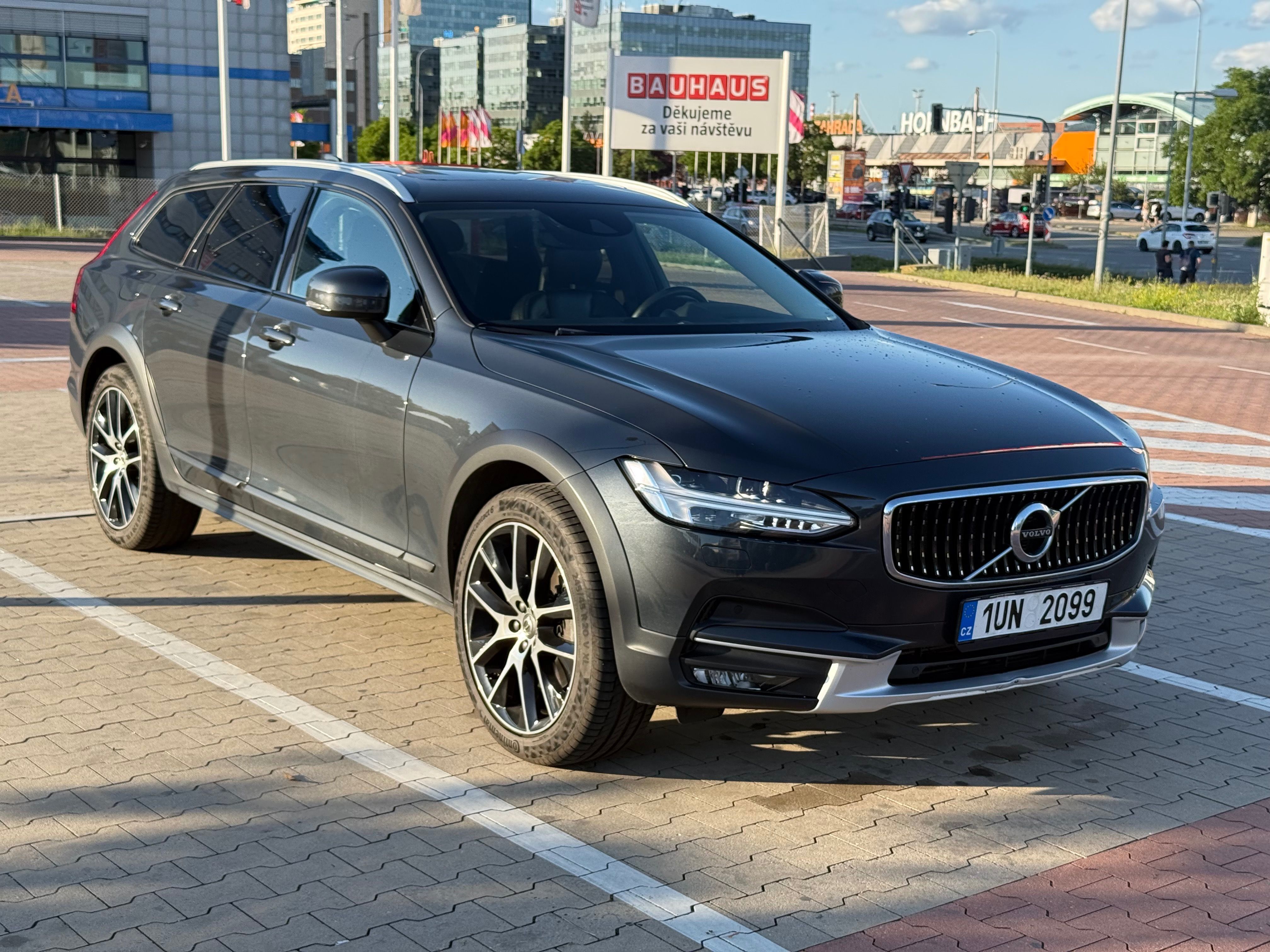 Volvo V90, CC PRO T5, B&W audio, tažné