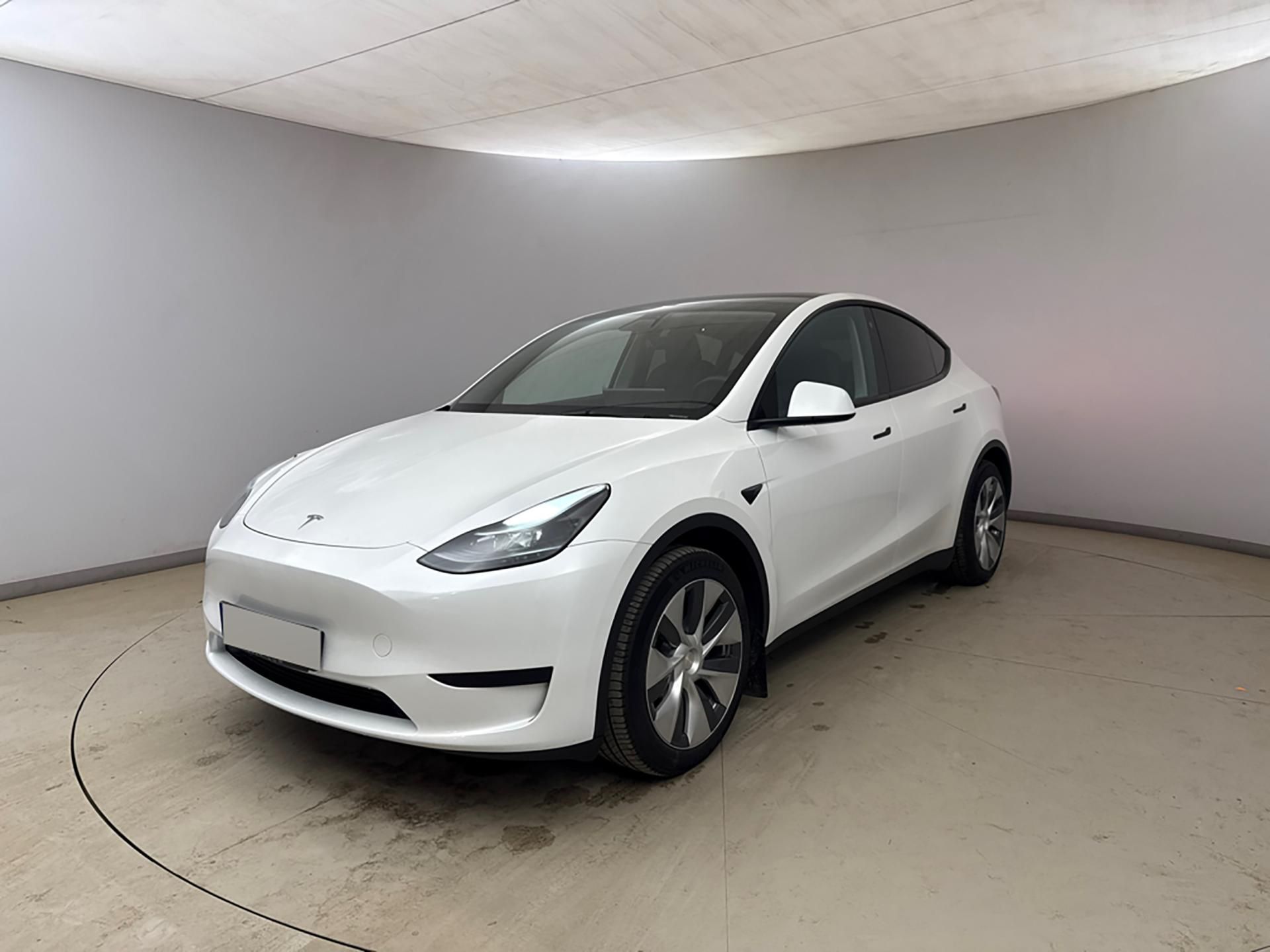 Tesla Model Y, RWD LFP | Tažné 1 600 kg - fotka 3