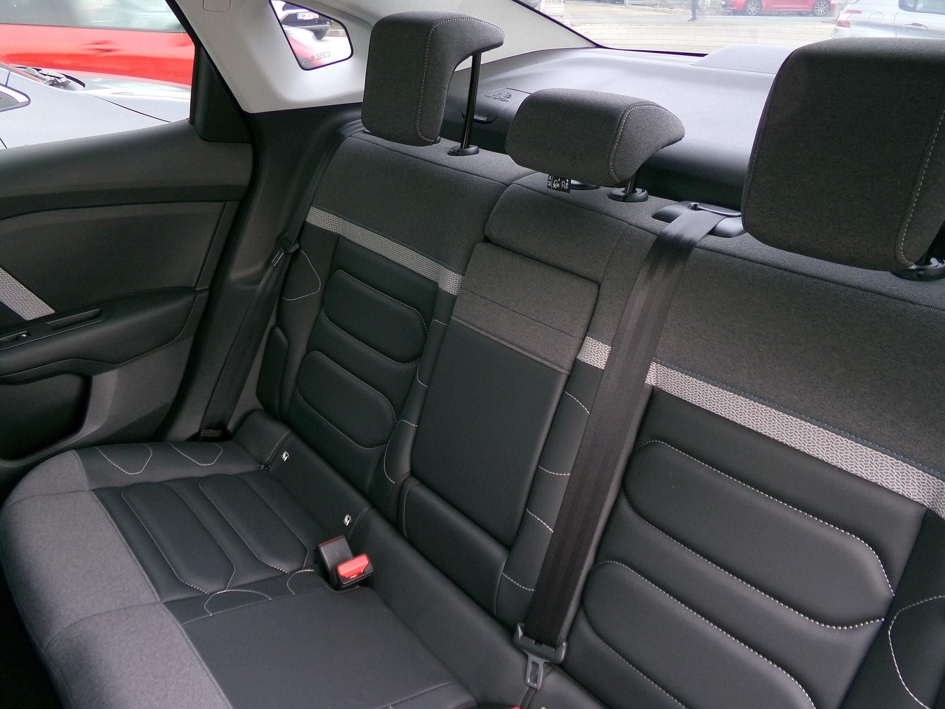 Citroën C4 X, C4 X SHINE 1.2 PureTech 96kW - fotka 6