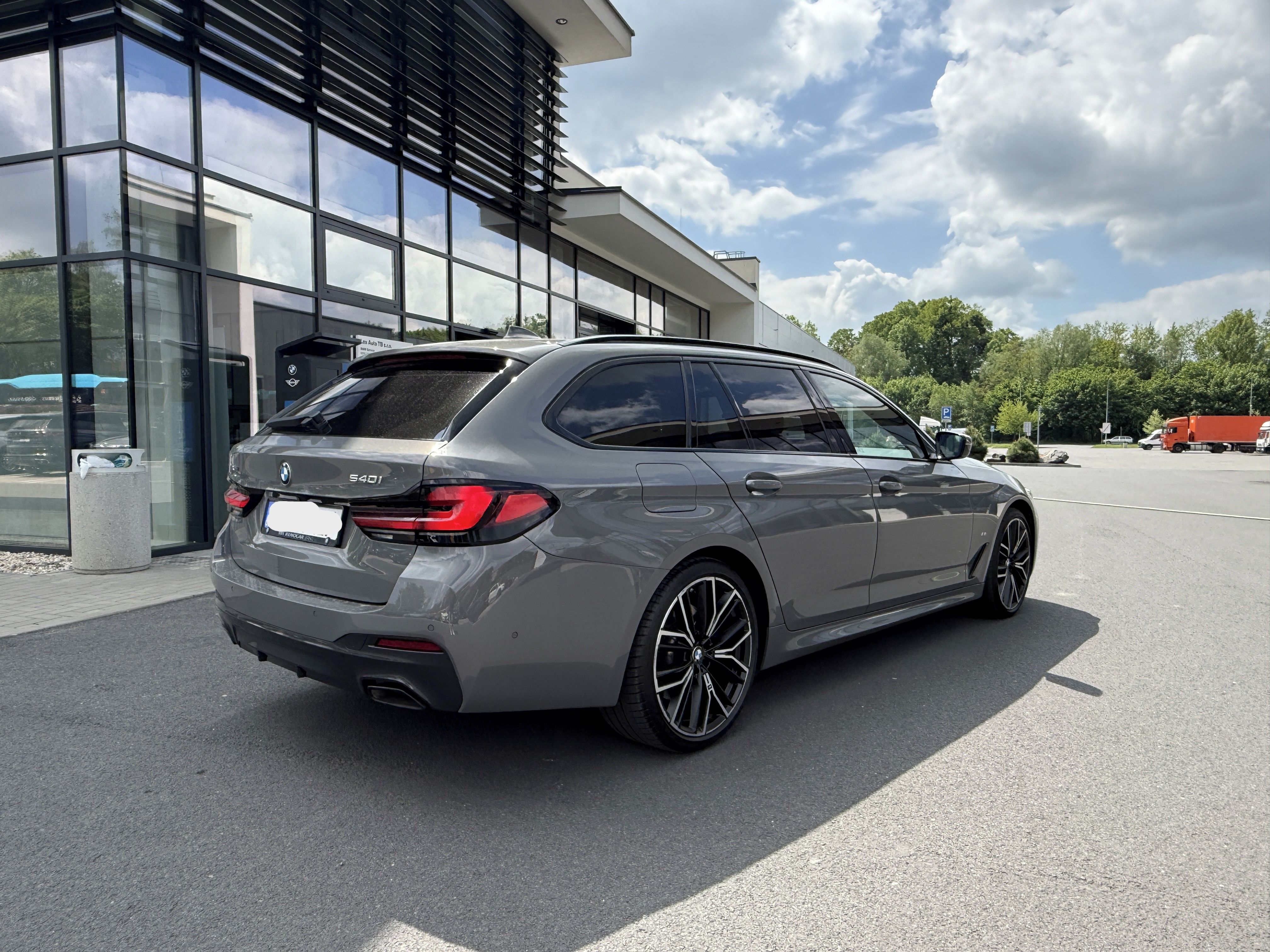 BMW Řada 5, BMW 540i xDrive Touring M pake - fotka 5