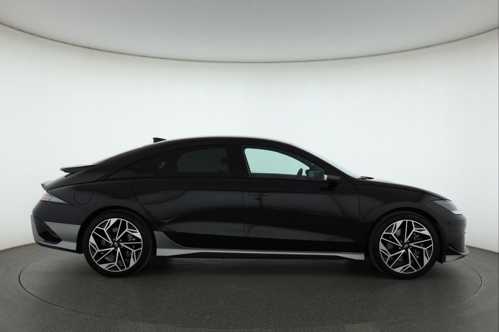 Hyundai Ioniq 6, Long Range 2WD, SoH 98% - fotka 6