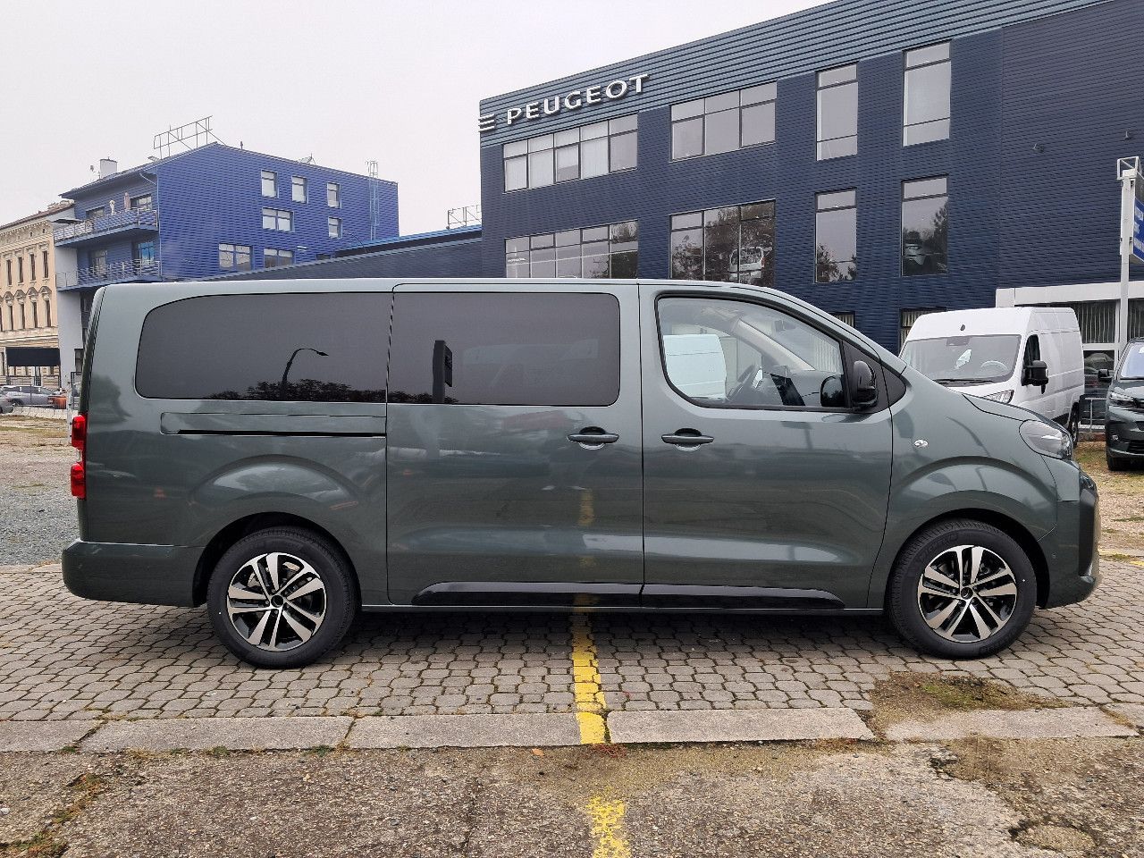 Peugeot Traveller, Active L3 2.2 BlueHDi 180 S&S - fotka 4