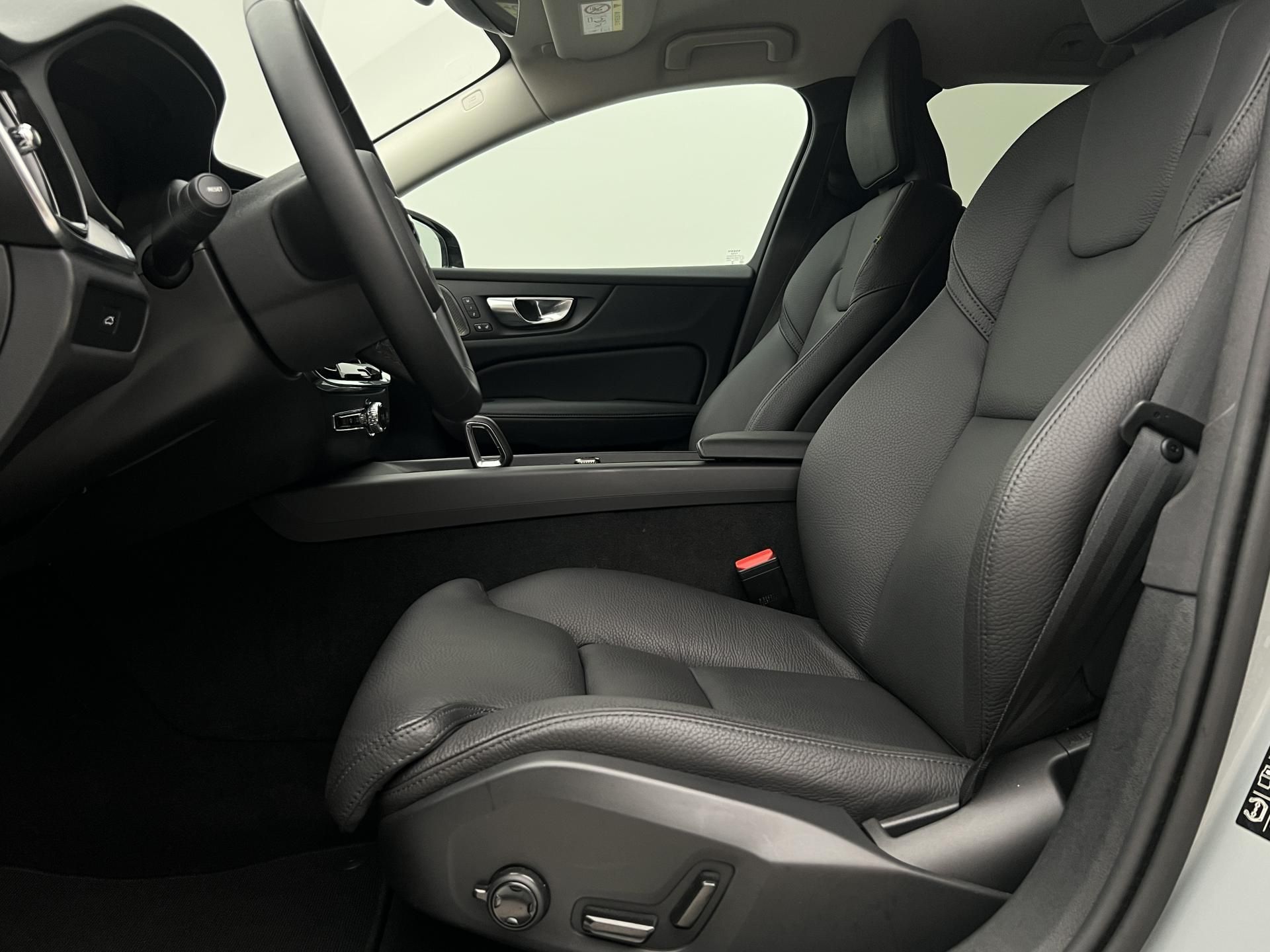 Volvo V60, B4 PLUS DARK AUT 1.maj. - fotka 3
