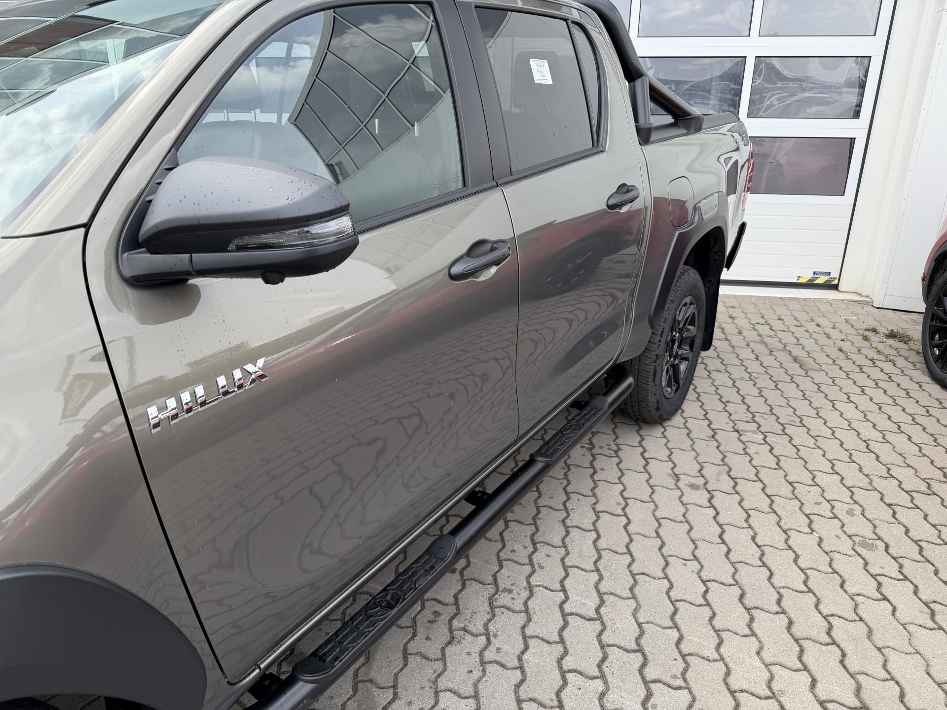 Toyota Hilux, 2.8 D 6A/T 48W INVINCIBLE 4X4 - fotka 3
