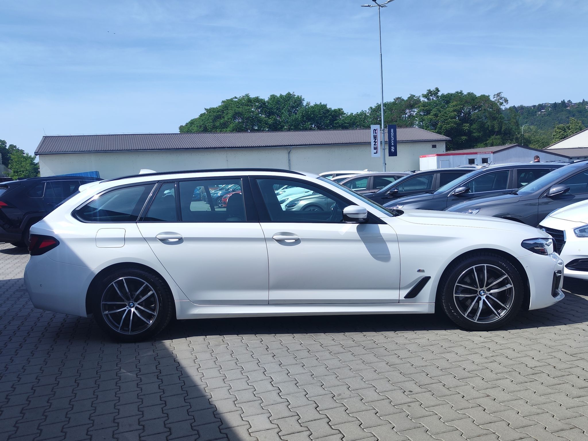 BMW Řada 5, 520d/140kW xDrive Touring AT - fotka 4