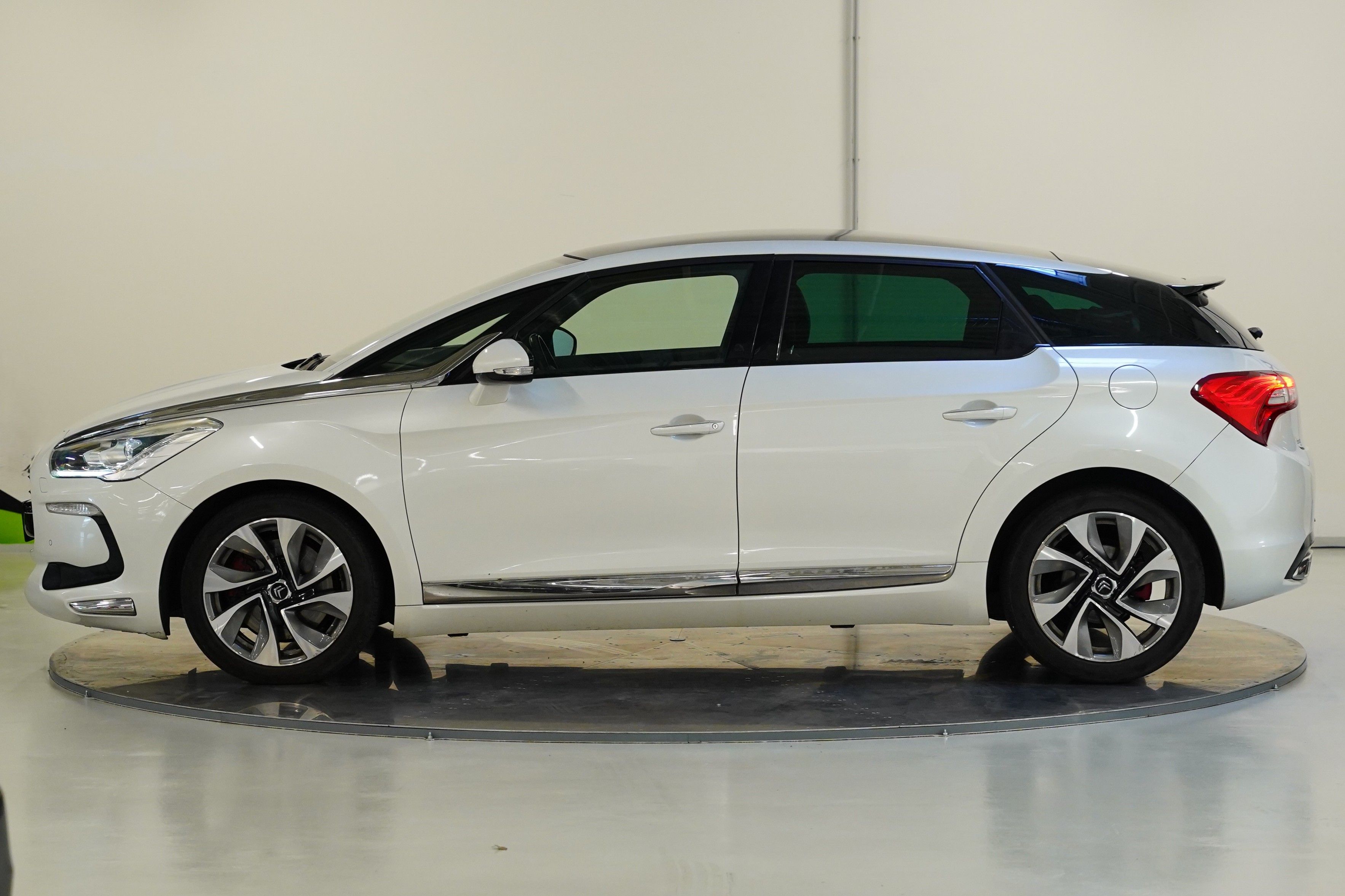Citroën DS5, 2.0 HDI 120 kW - fotka 3