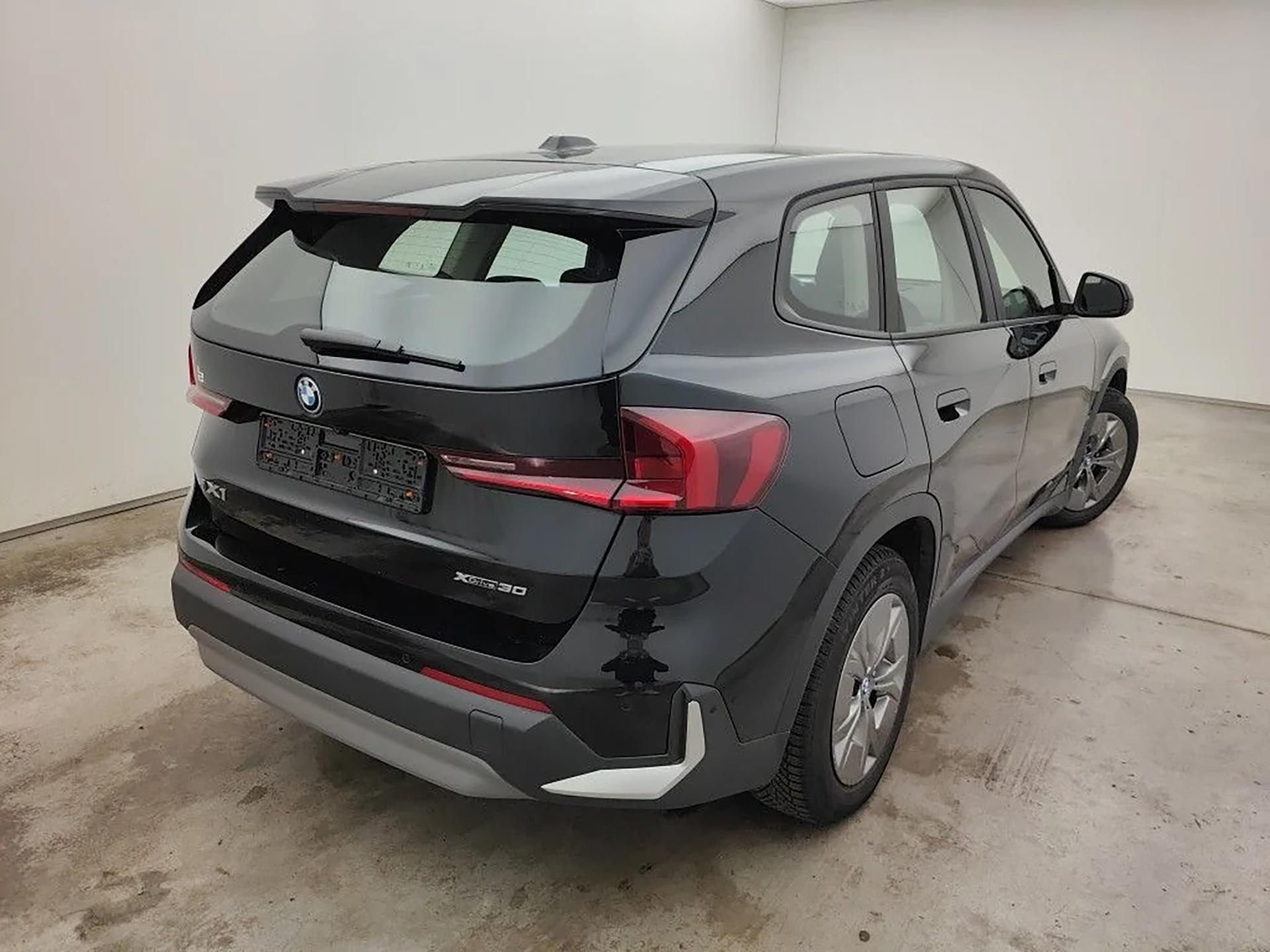 BMW iX1, xDrive30 - fotka 4