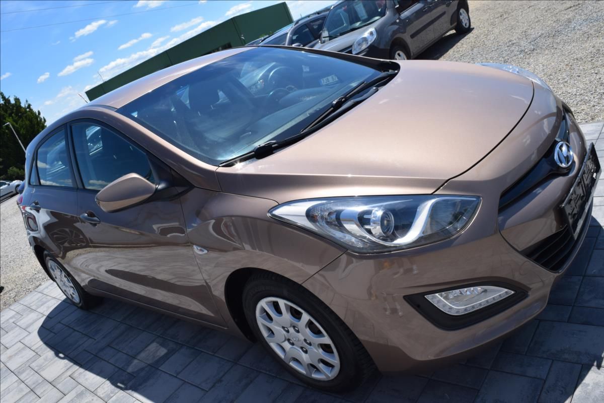 Hyundai i30, 1,4 i 73KW NÍZKÉ KM NOVÁ STK - fotka 4