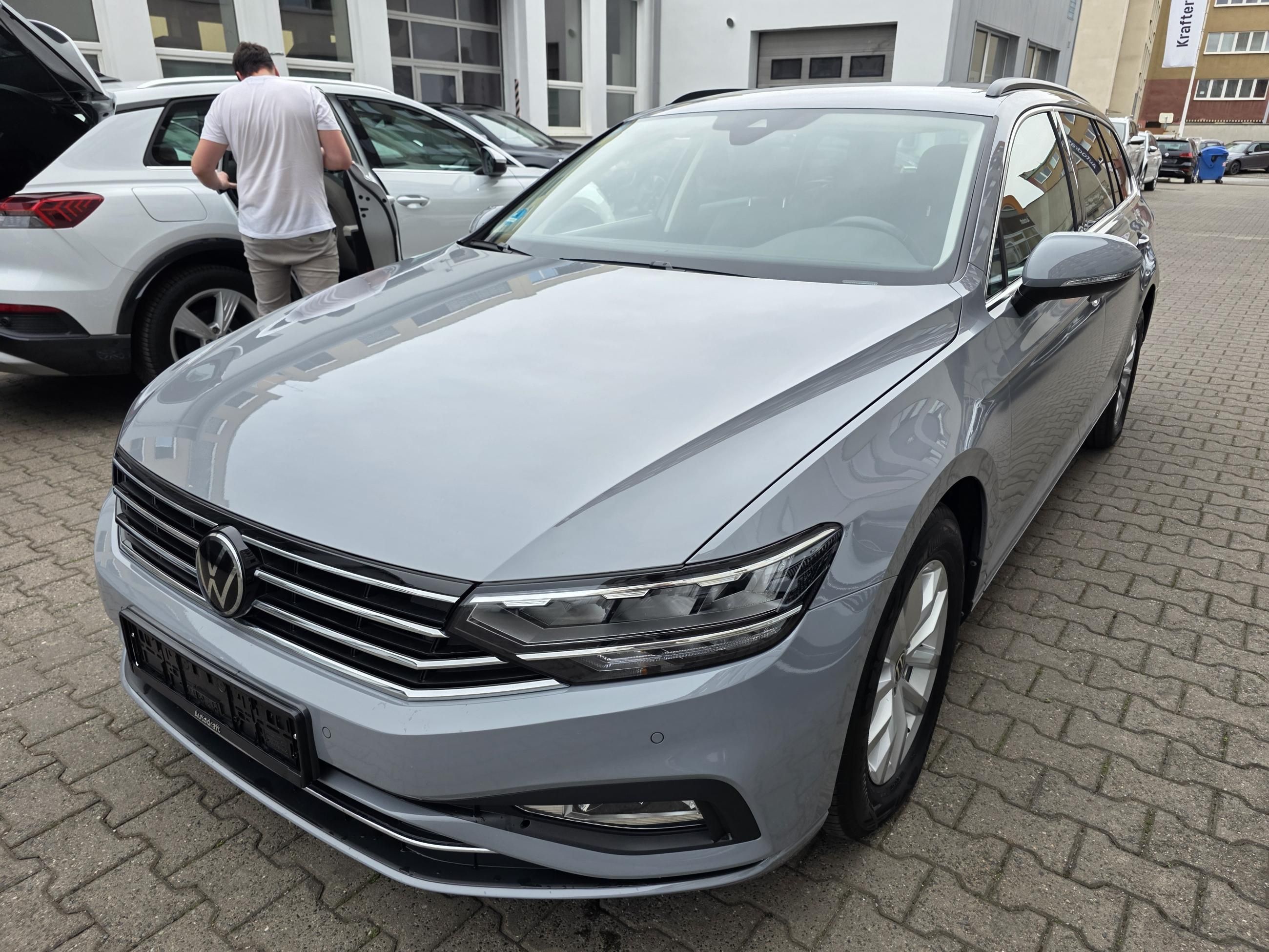 Volkswagen Passat Variant, 2.0 TDI 110kW DSG / 2x sada AL - fotka 2