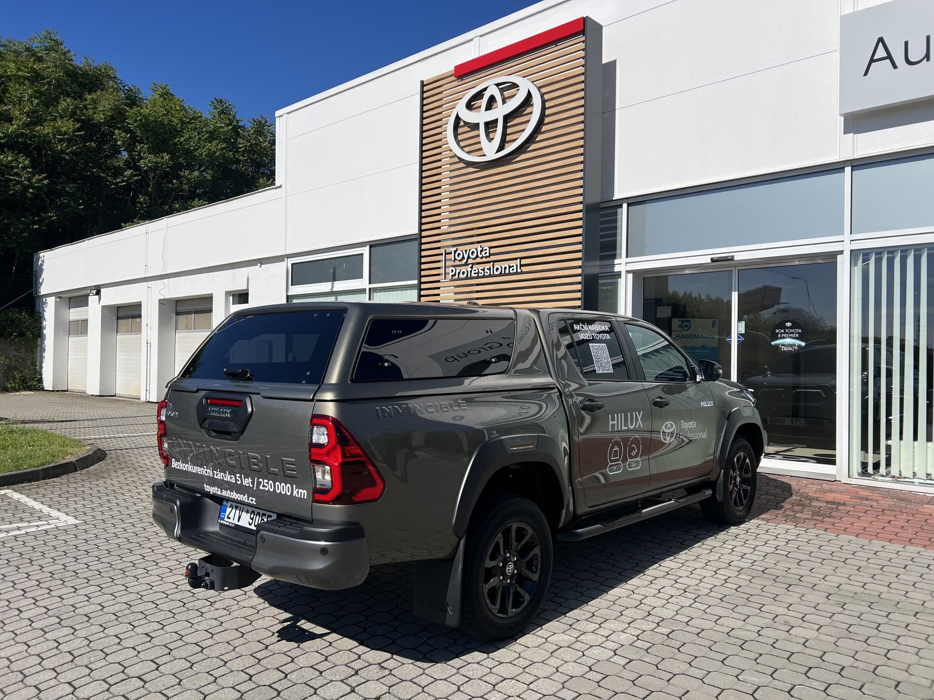 Toyota Hilux, 2.8D 6AT Invincible 4×4 + tažn - fotka 6