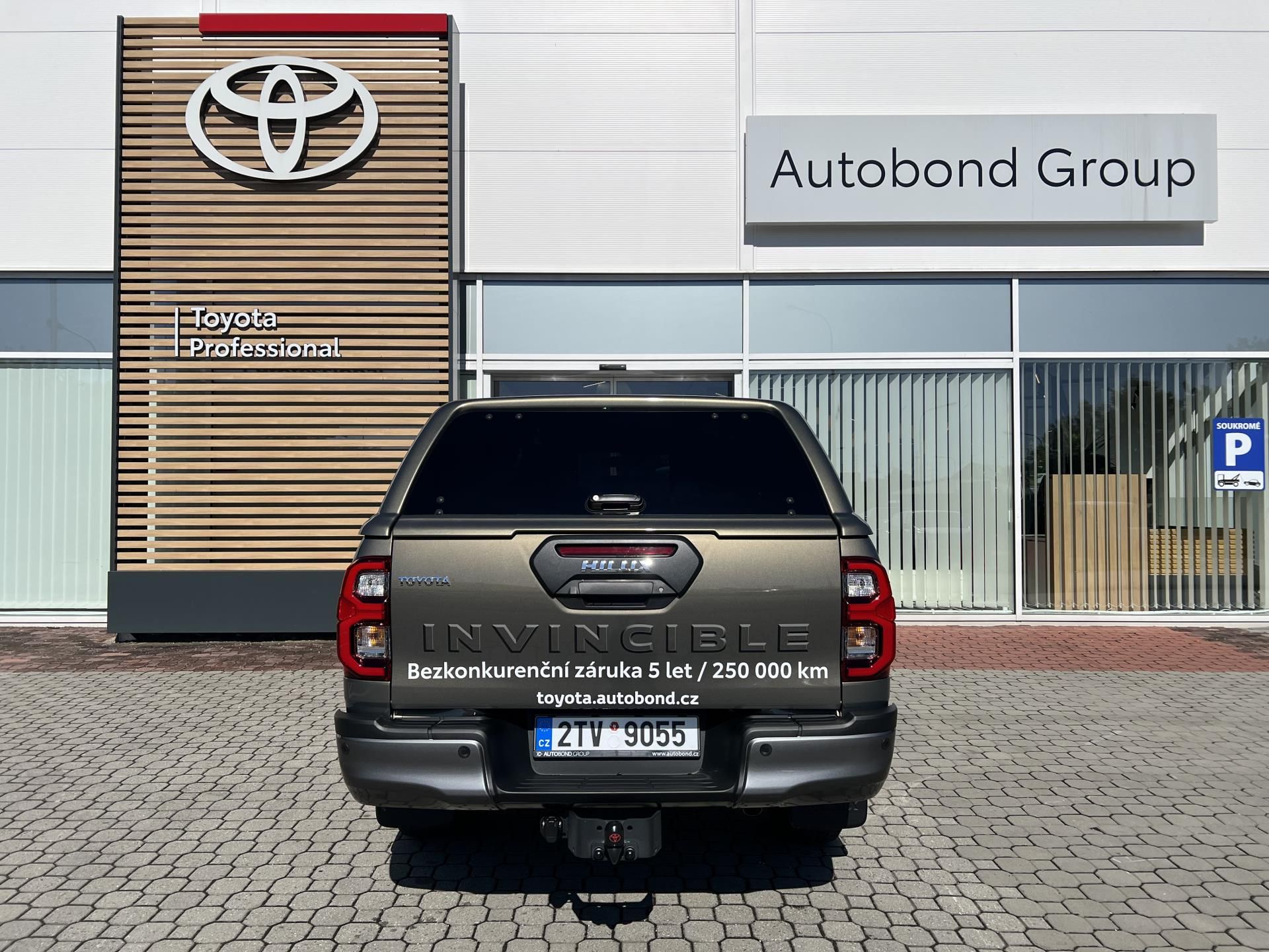 Toyota Hilux, 2.8D 6AT Invincible 4×4 + tažn - fotka 5