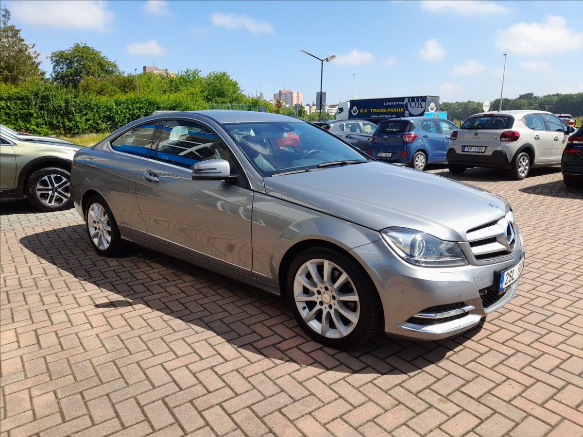 Mercedes-Benz Třídy C, 2,2 250CDi Cupe Avantgarde - fotka 4