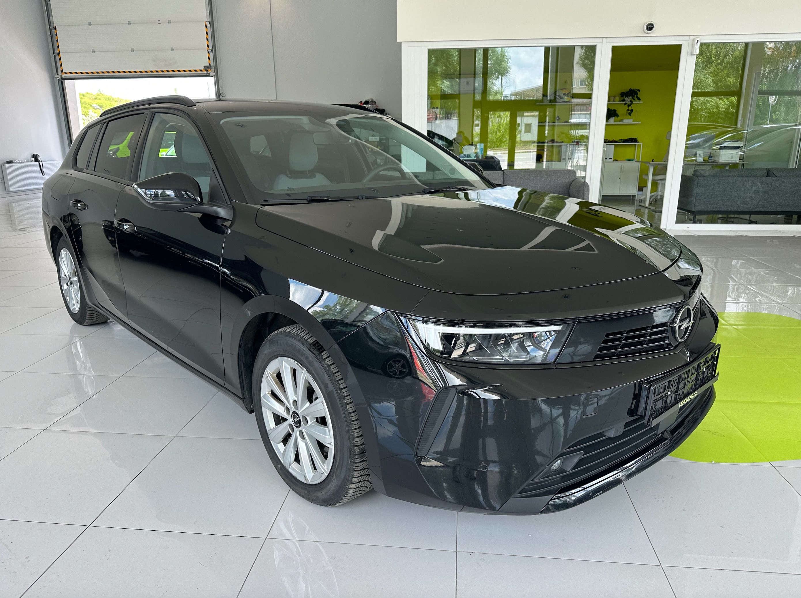 Opel Astra, L Sports Tourer 1.2 benzin - fotka 4