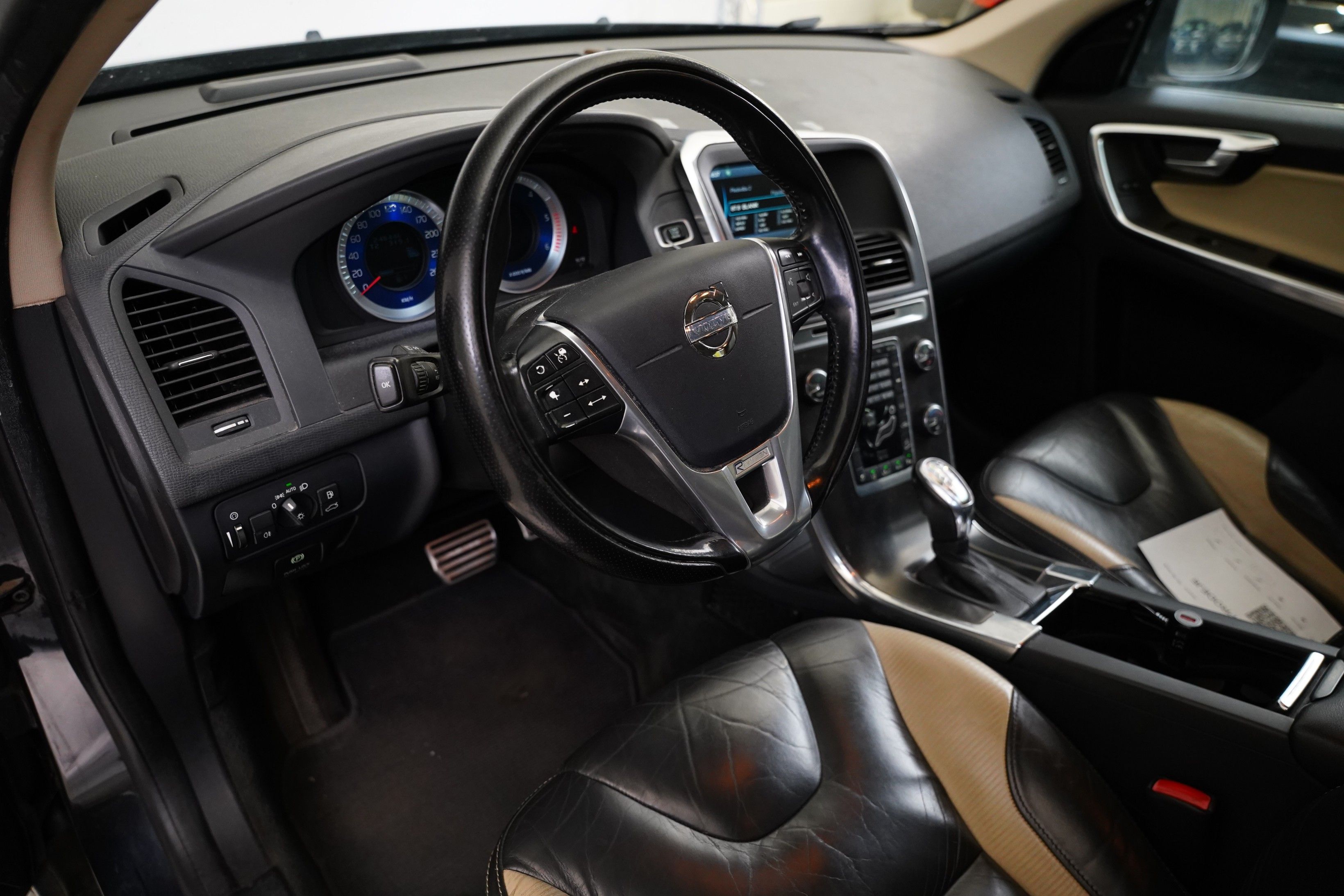 Volvo XC60, 2.4 D5 158 kW R-Design AWD - fotka 5