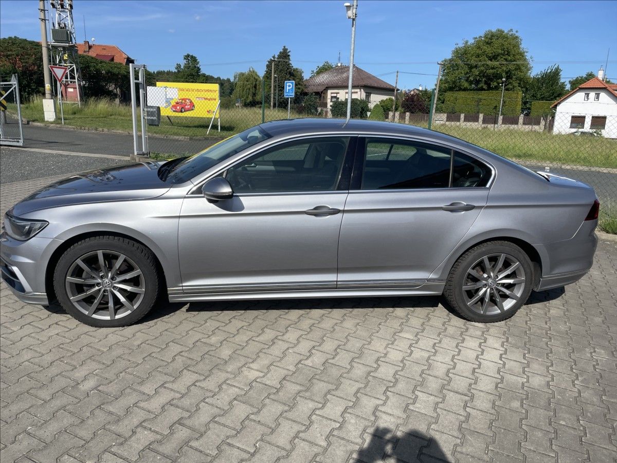 Volkswagen Passat, 2,0 TDI R-LINE DSG 110 kW ČR D - fotka 5