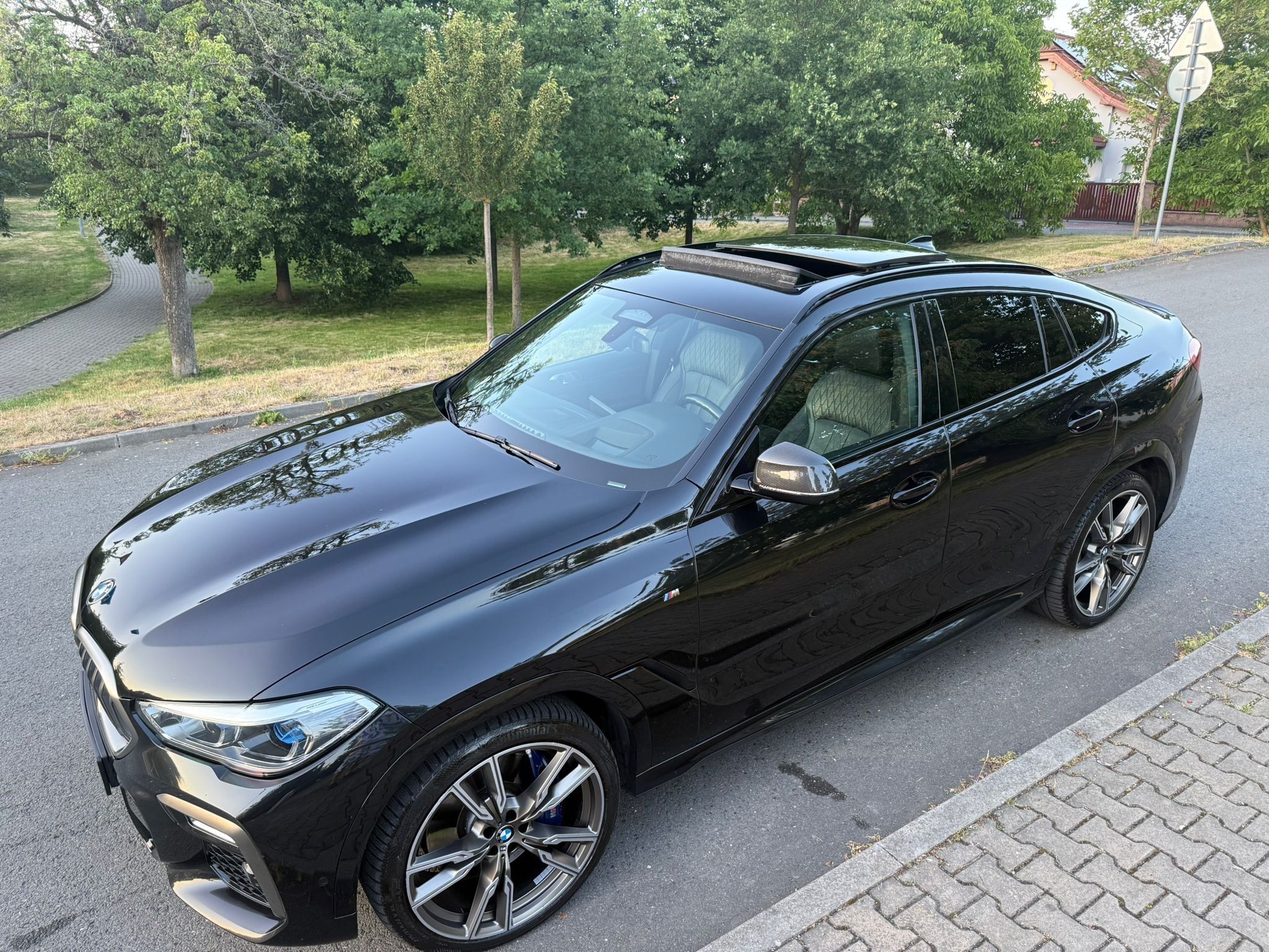 BMW X6, Prodám BMW X6 M50i boh. výbava - fotka 2