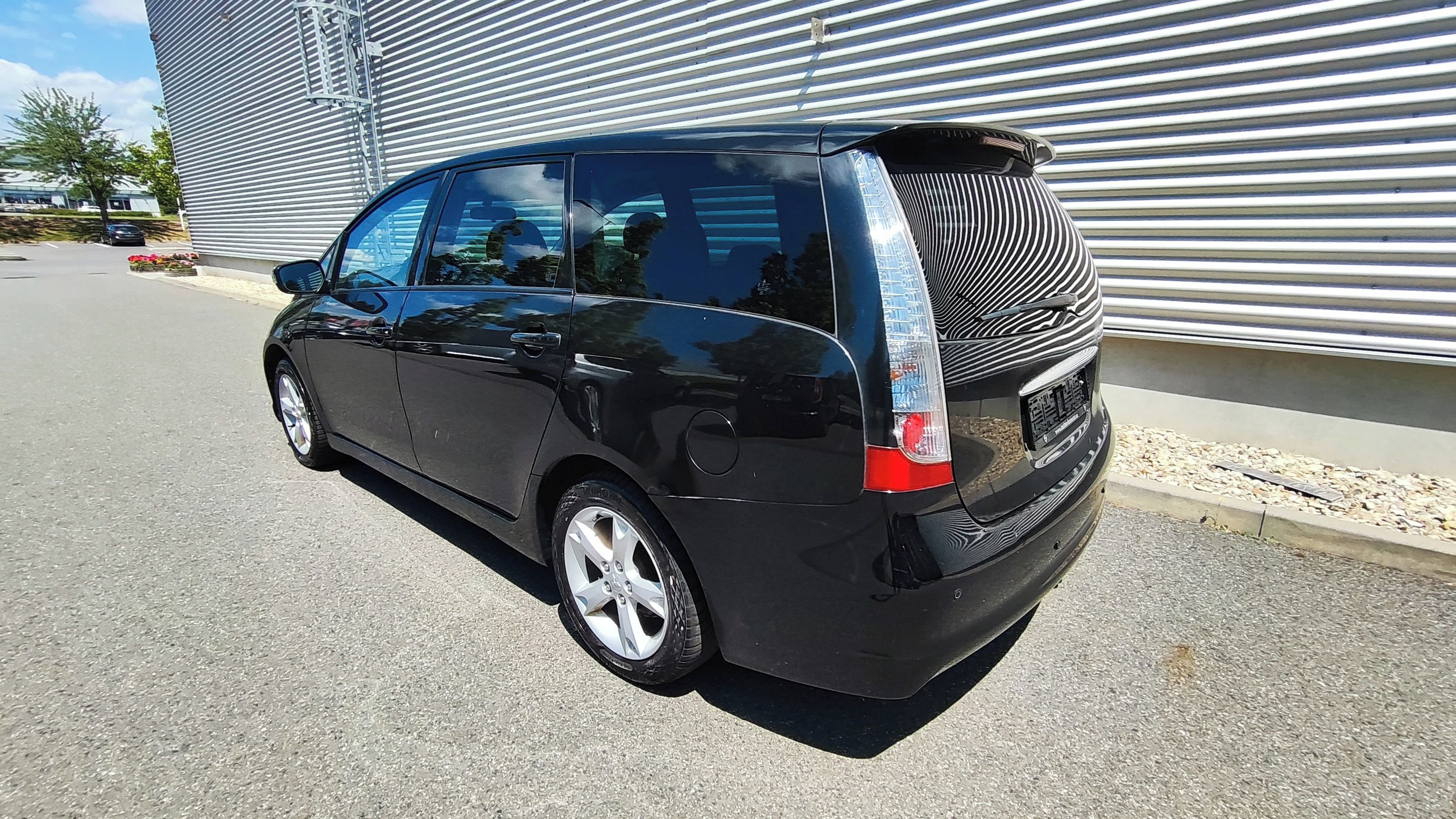 Mitsubishi Grandis, 2.0 DI-D Intense  7 míst tažné - fotka 3