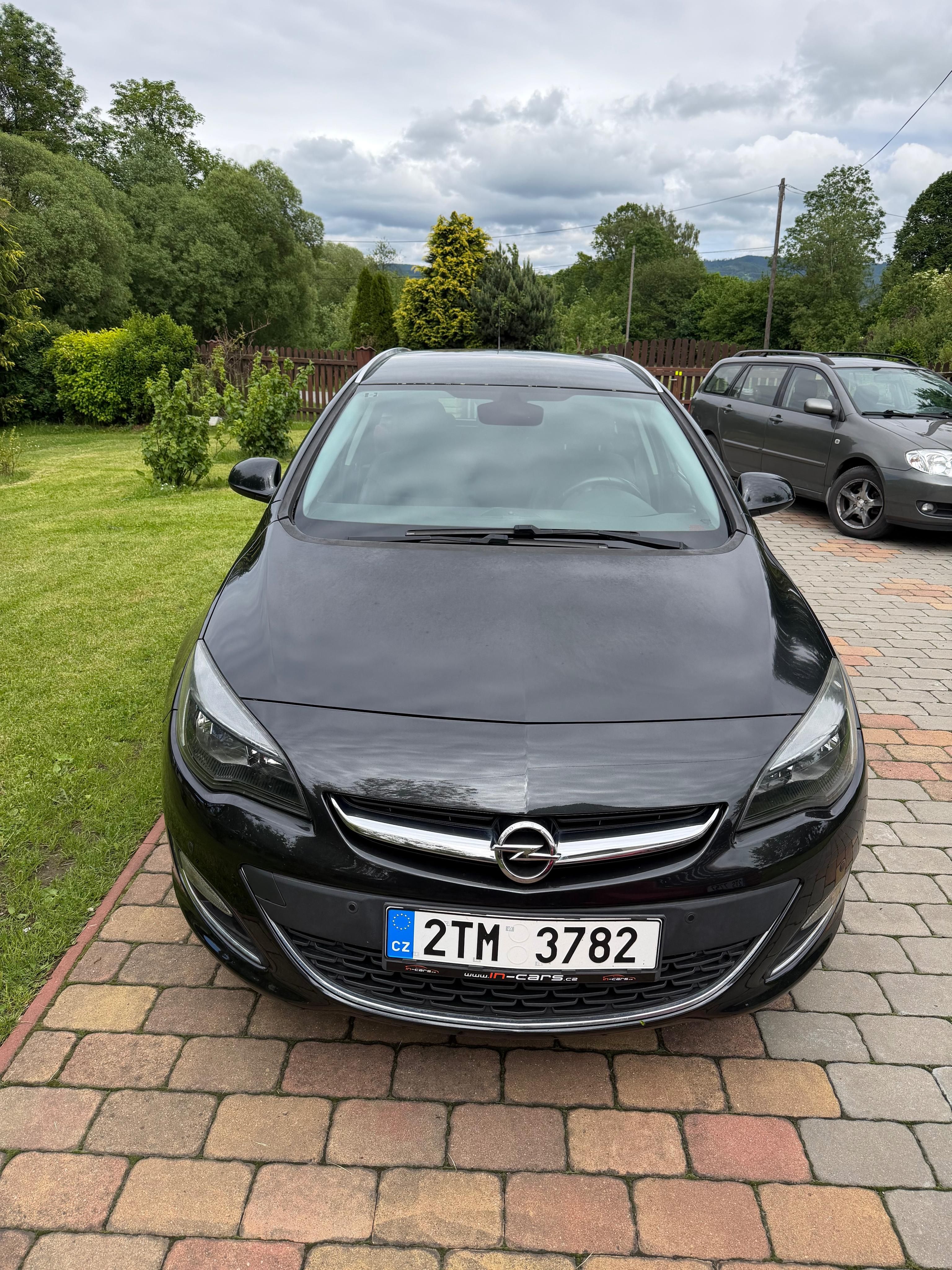 Opel Astra, J,1.6 CDTi 100KW Sports tourer - fotka 4