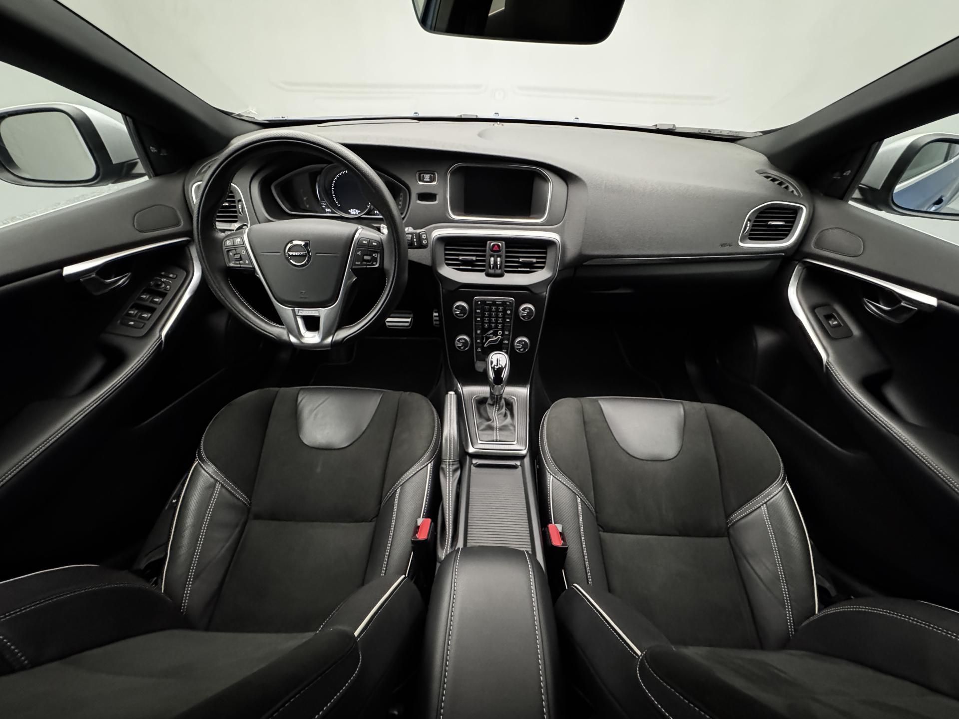 Volvo V40, T3 R-DESIGN AUT CZ 1.maj - fotka 2