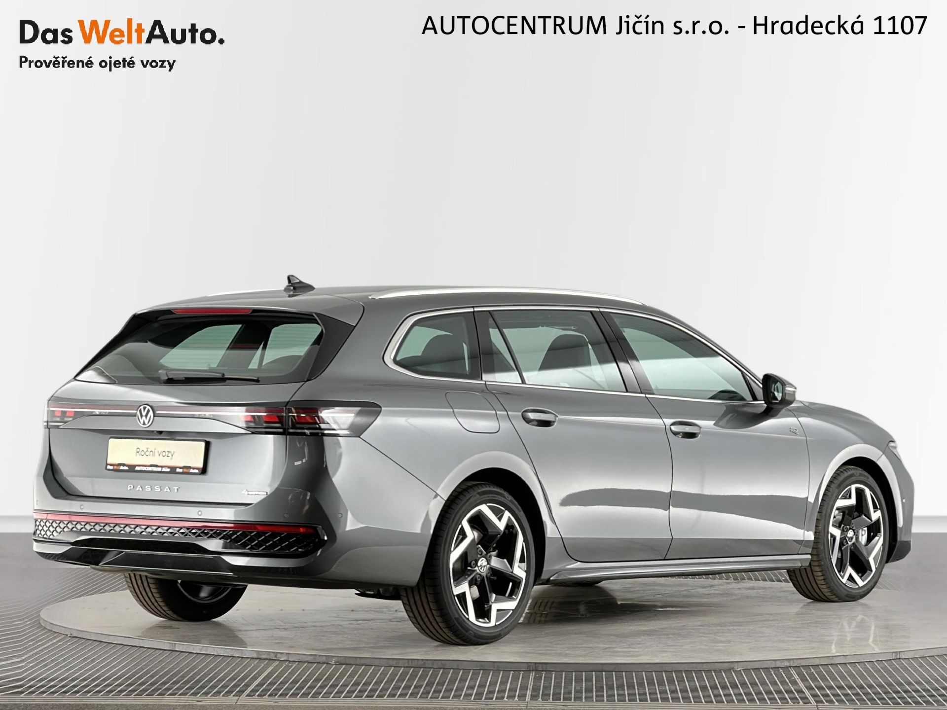 Volkswagen Passat, R-Line 2.0 TDI 142kW 4Motion D - fotka 2