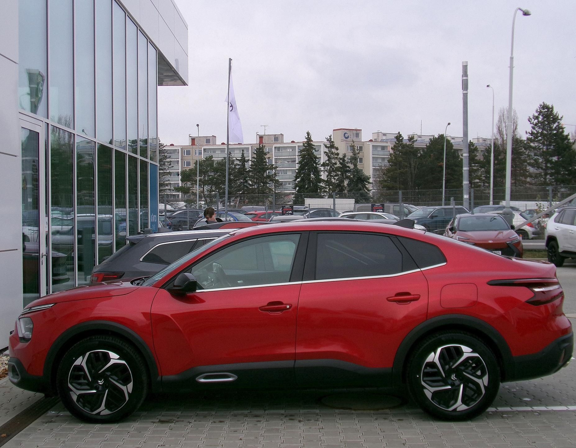 Citroën C4 X, C4 X SHINE 1.2 PureTech 96kW - fotka 4