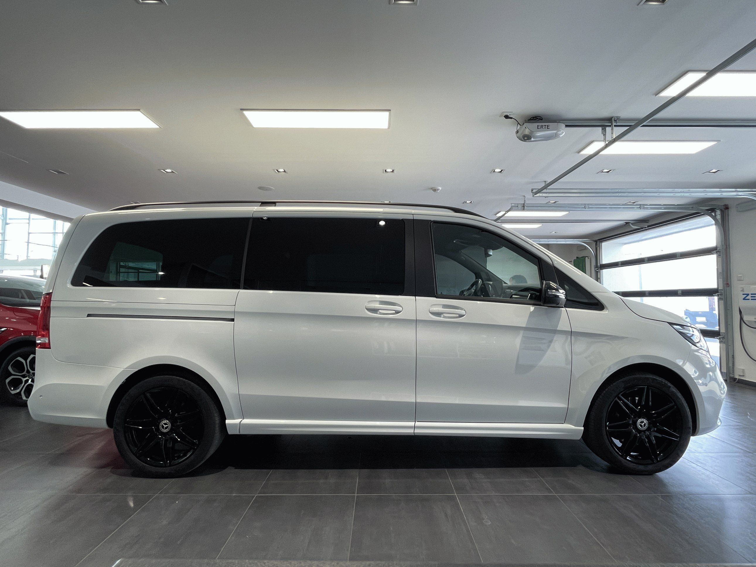 Mercedes-Benz Třídy V, 300D L Exclusive AMG 4Matic 7m - fotka 5