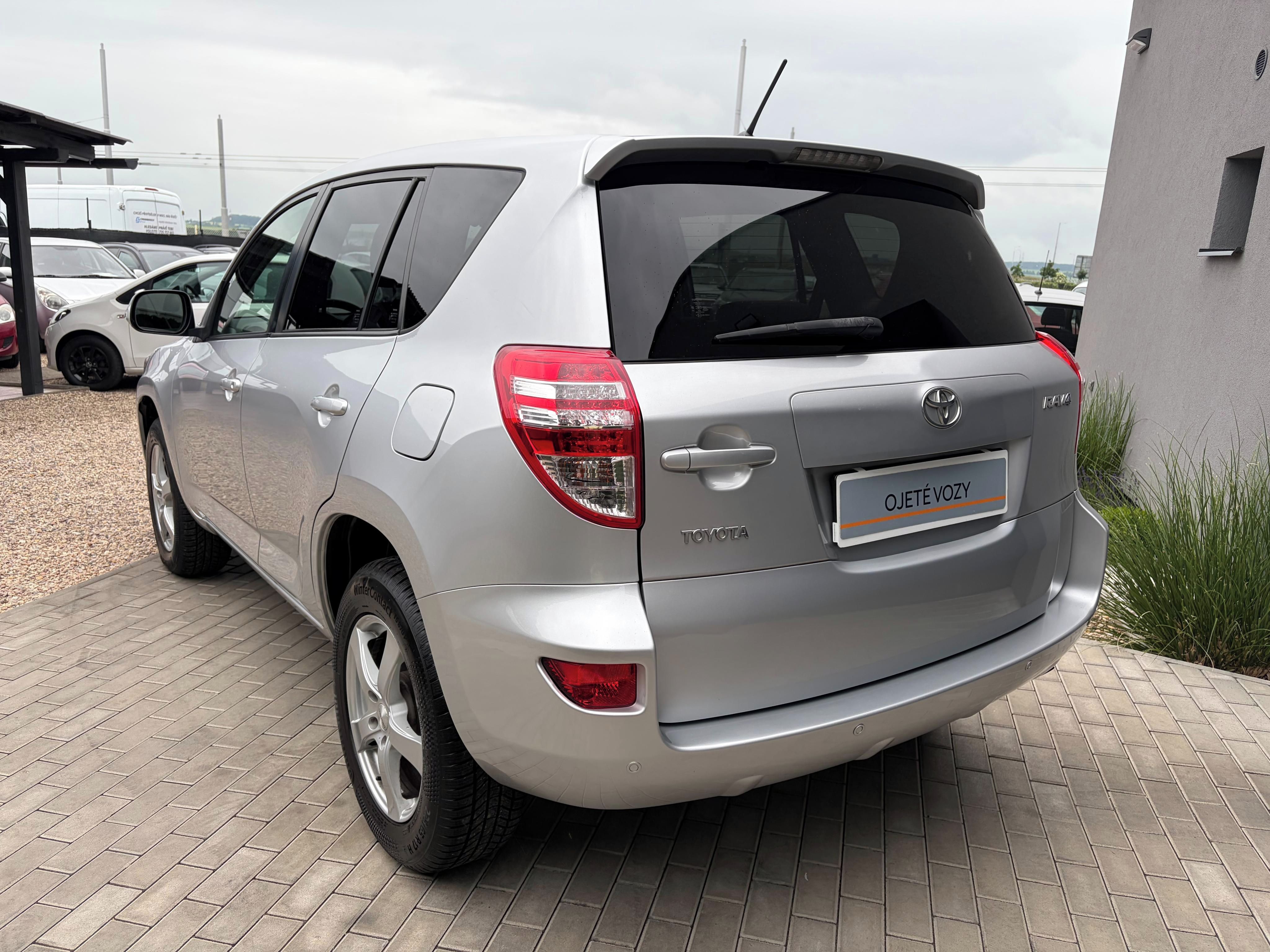 Toyota Rav4, 2.2 D-4D 4x4 110KW LUX - fotka 5