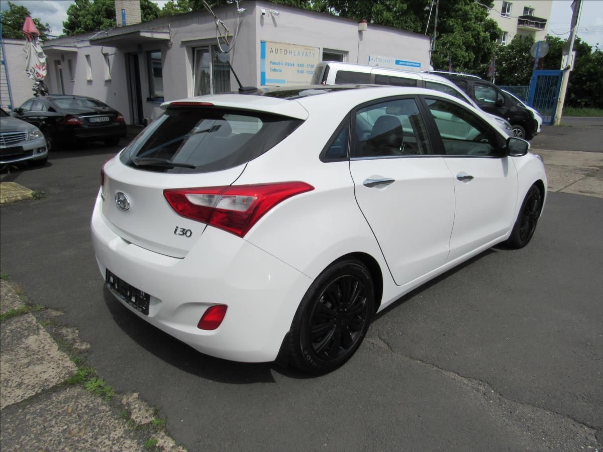 Hyundai i30, 1,6 GDI 99kW Automat - fotka 6
