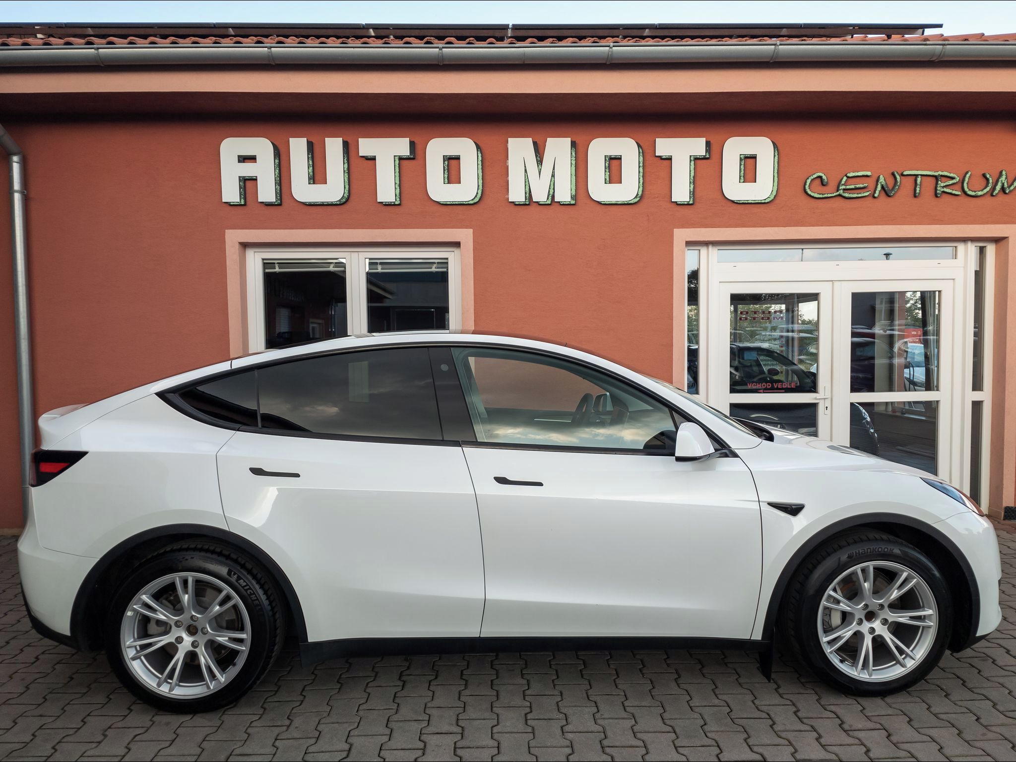 Tesla Model Y, Standard Plus RWD 220kW SOH 95 - fotka 2