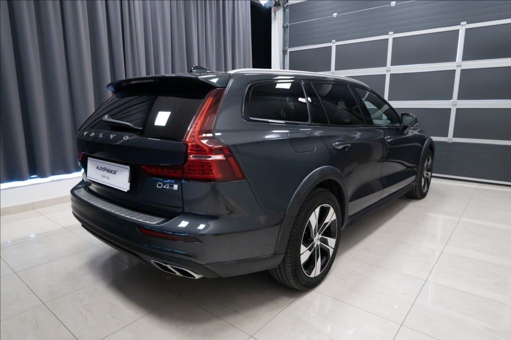 Volvo V60, 2,0 D4 AWD CROSS COUNTRY TAŽNÉ - fotka 4