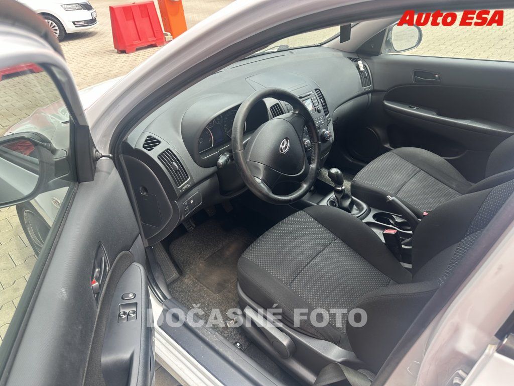 Hyundai i30, 1.6 CRDI,AC,park.asist - fotka 3