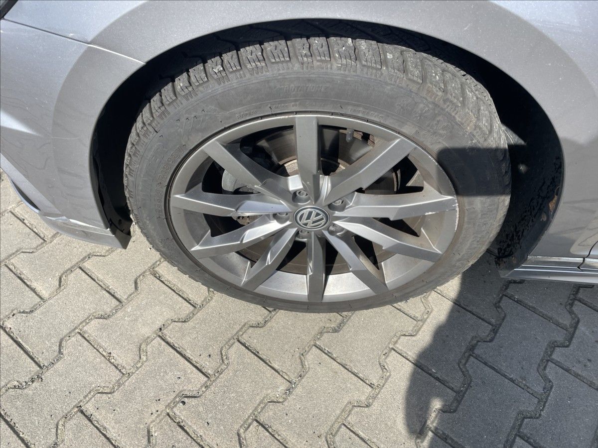 Volkswagen Passat, 2,0 TDI R-LINE DSG 110 kW ČR D - fotka 6