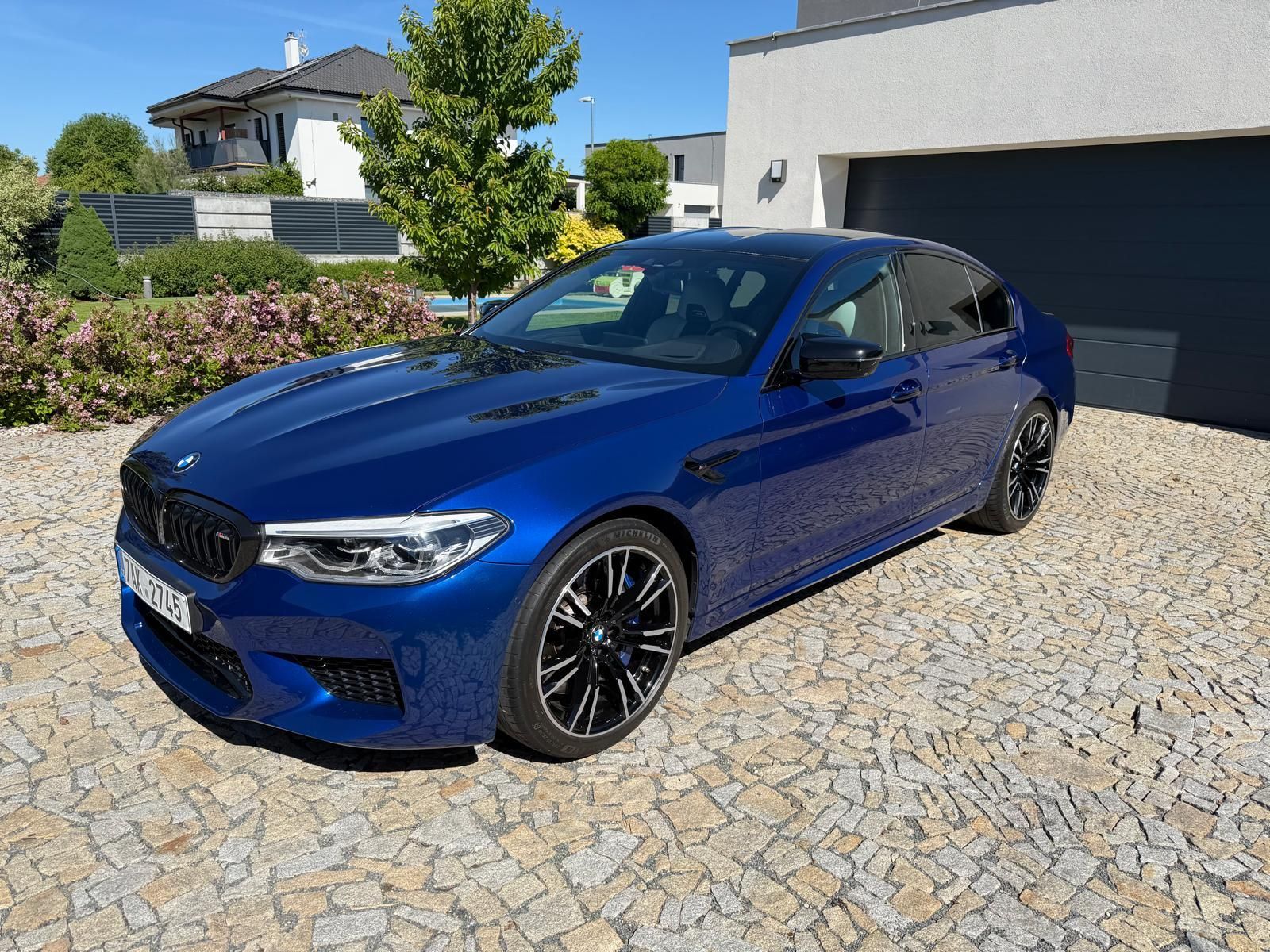 BMW M5, původ ČR, B&W, Marina Bay Blue