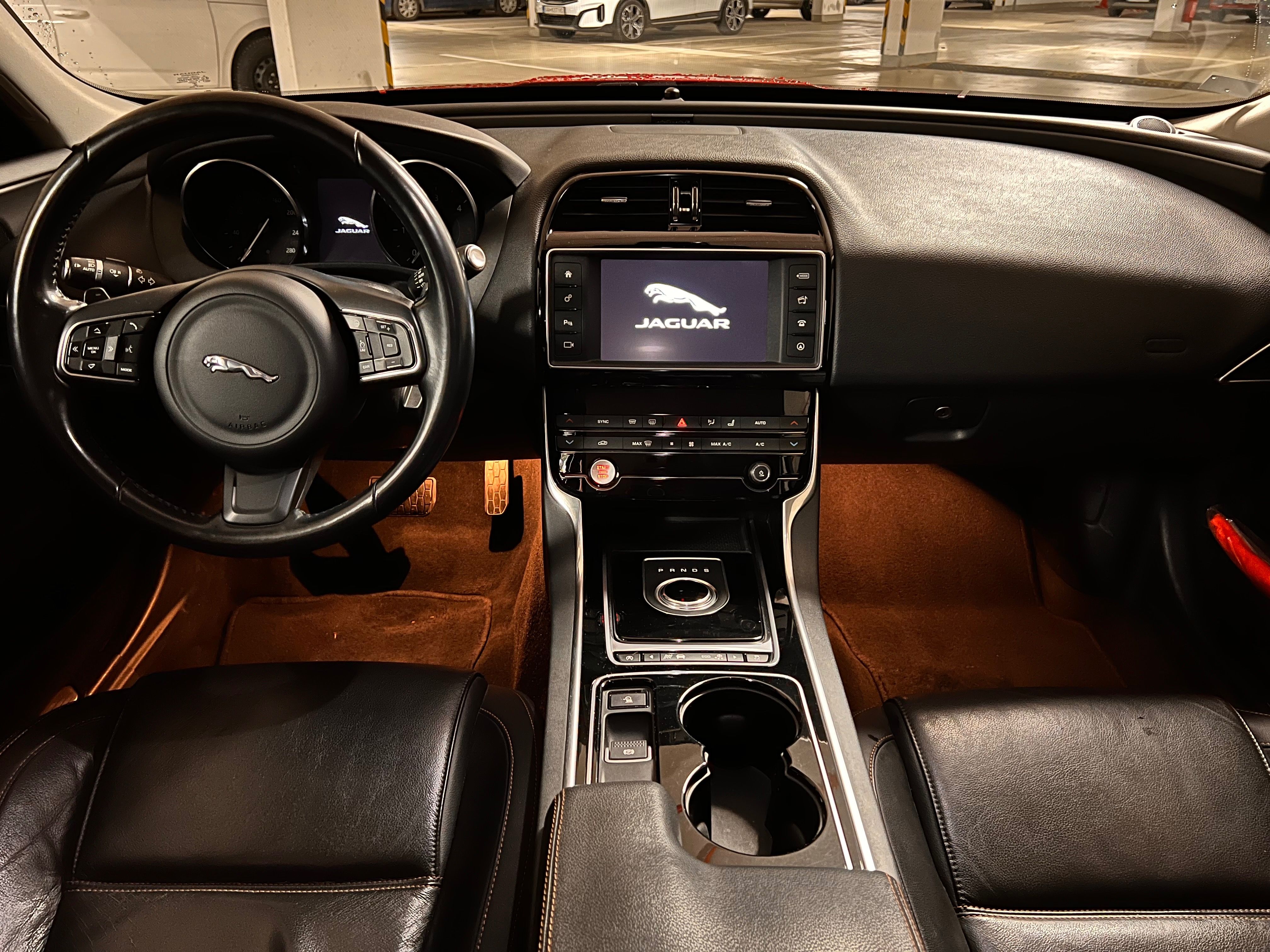 Jaguar XE, Prestige 120kW - fotka 6