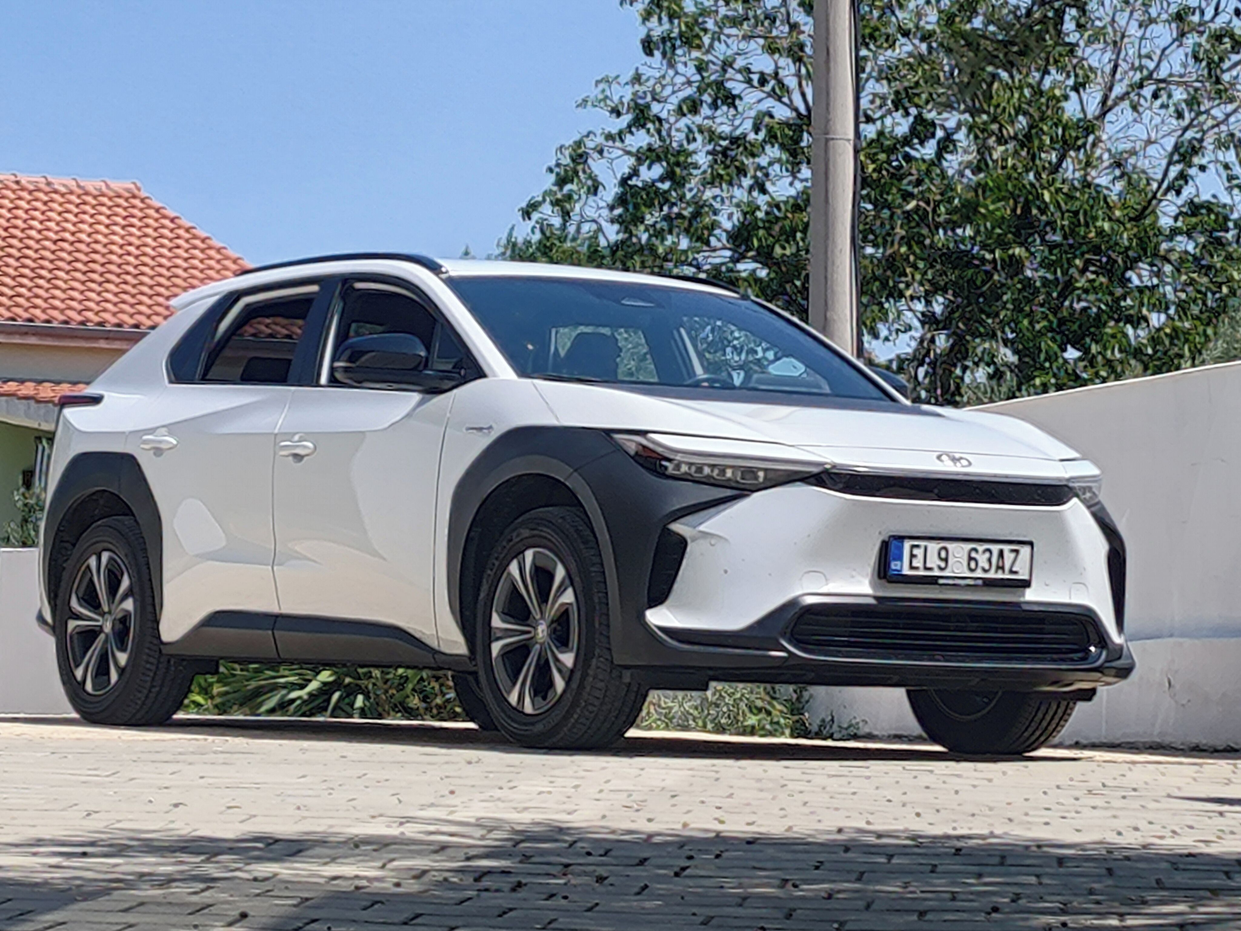 Toyota bZ4X, 4x4 zakoupeno v ČR plný servis - fotka 3