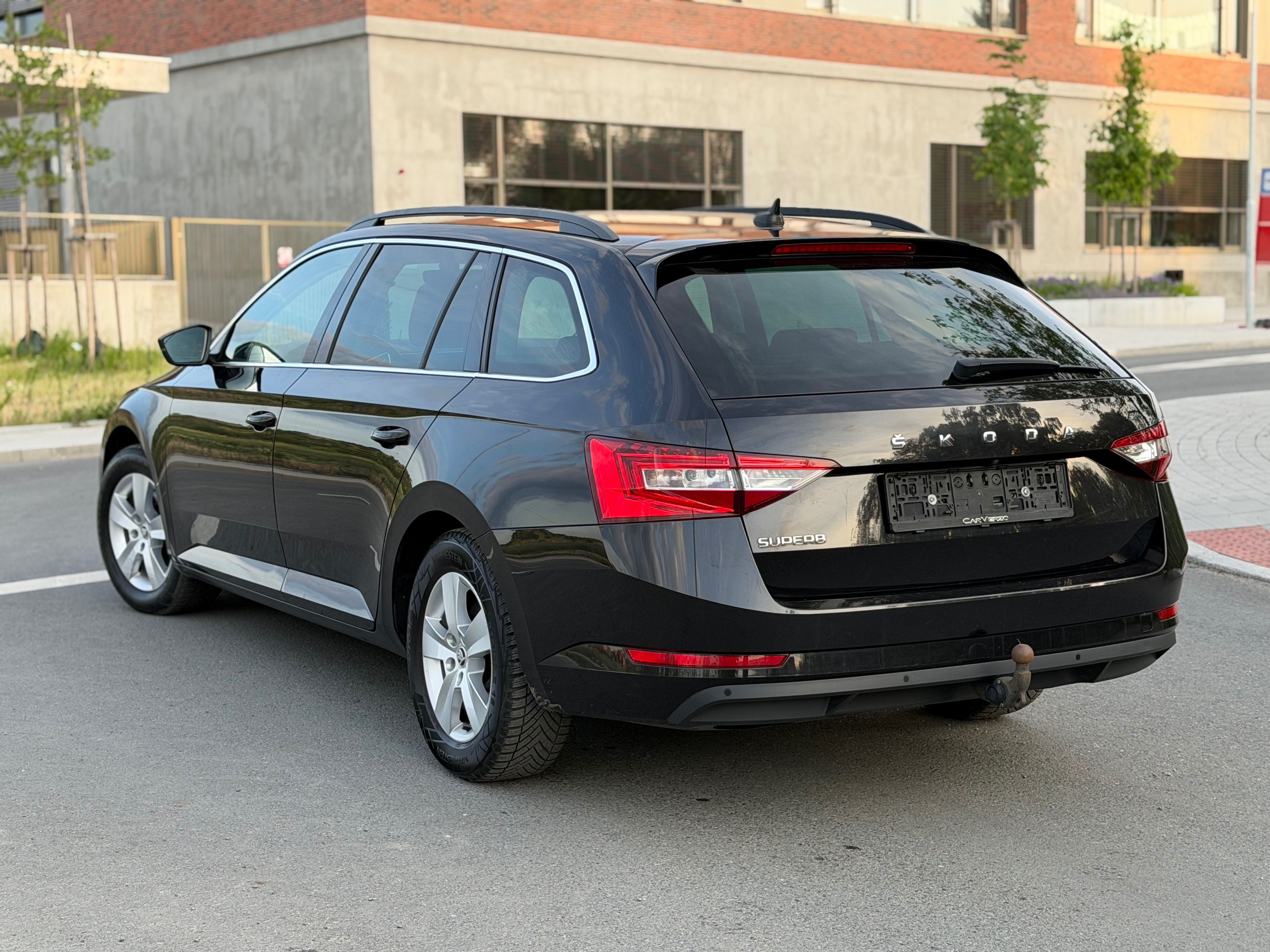 Škoda Superb, STYLE KAMERA TAŽNÝ MANUAL - fotka 3