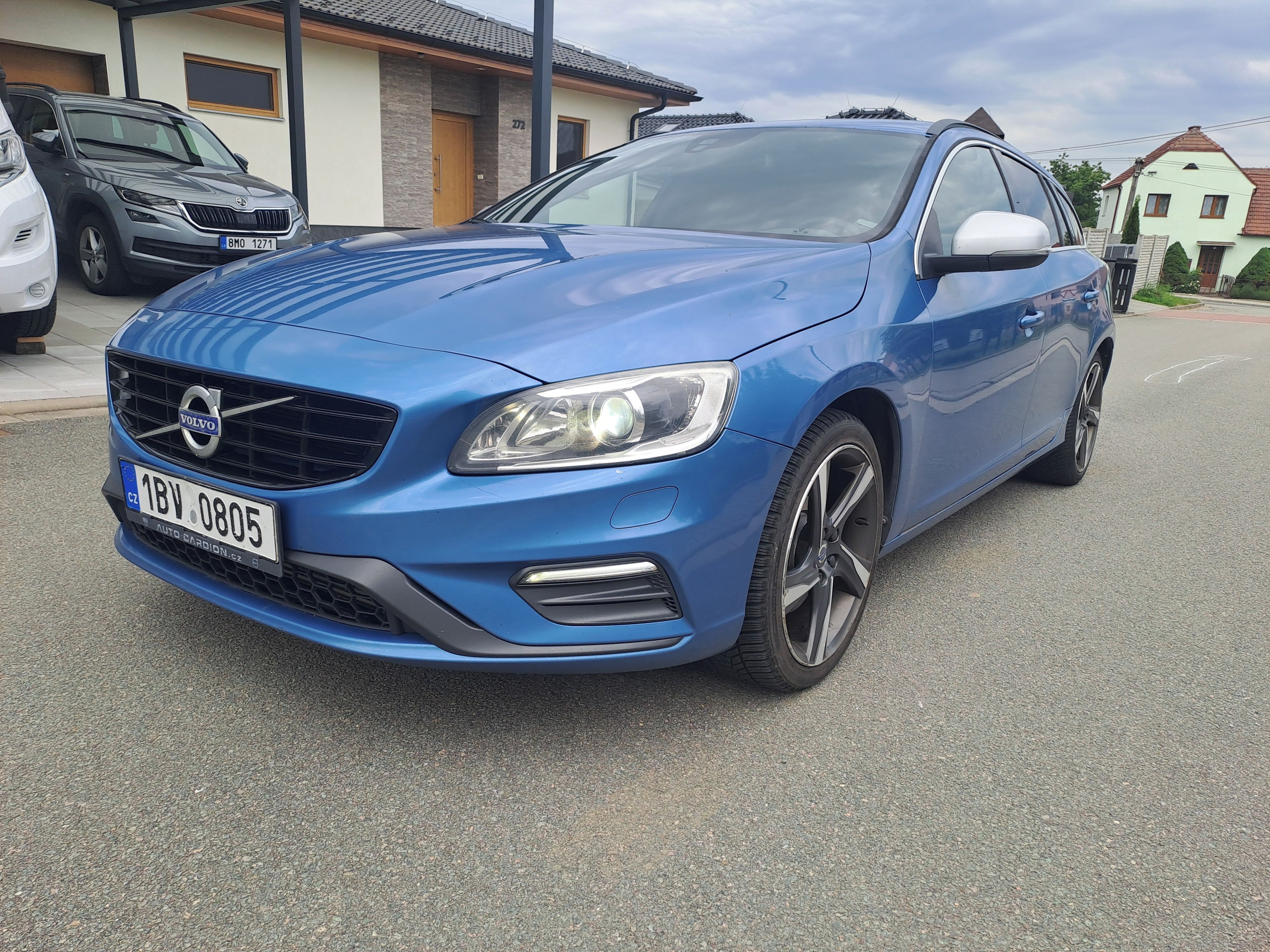 Volvo V60, 147KW,R-DESIGN,POLESTAR! - fotka 2