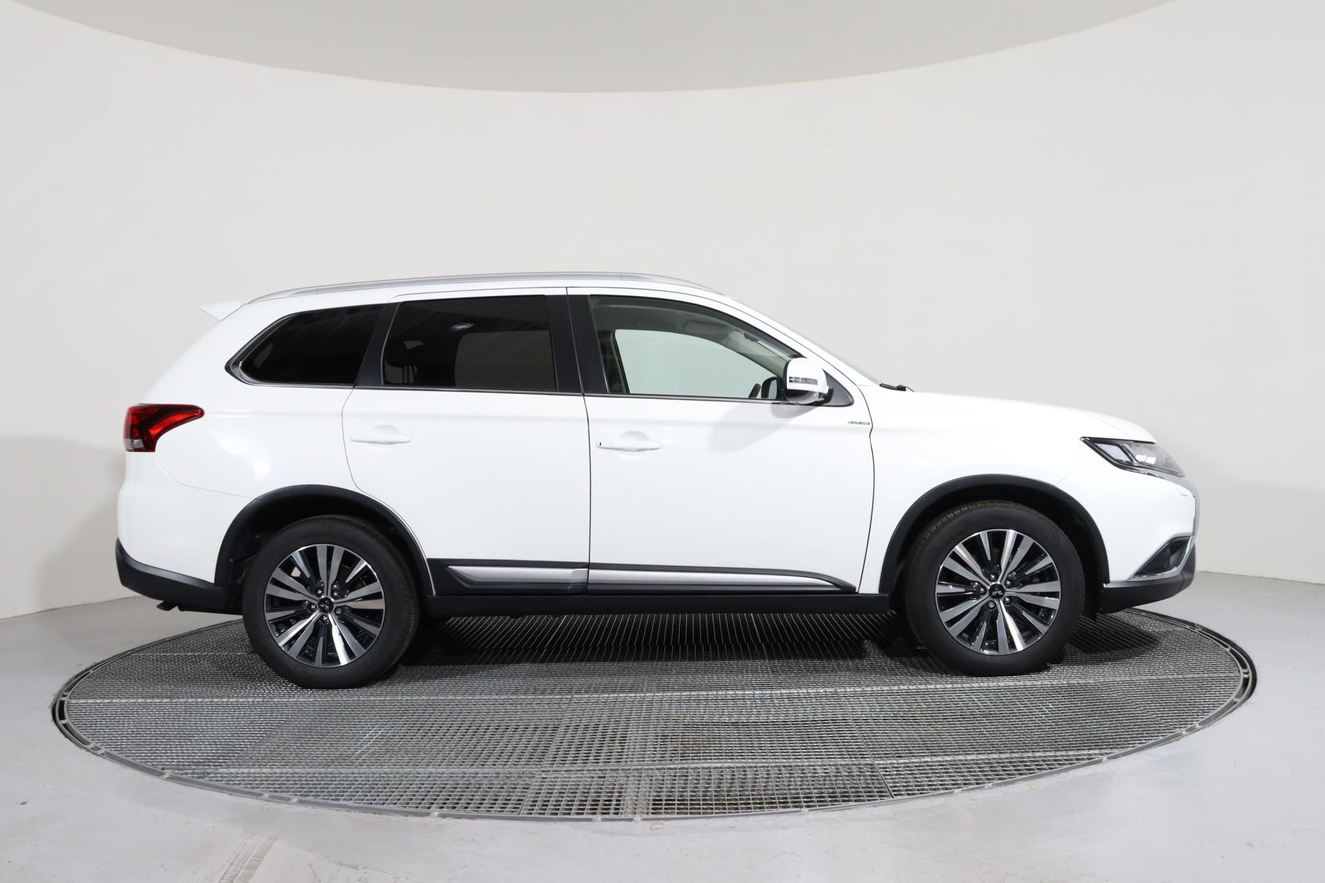 Mitsubishi Outlander, 2,0i 4x4 7 míst/ TAŽNÉ Z.,LED - fotka 3