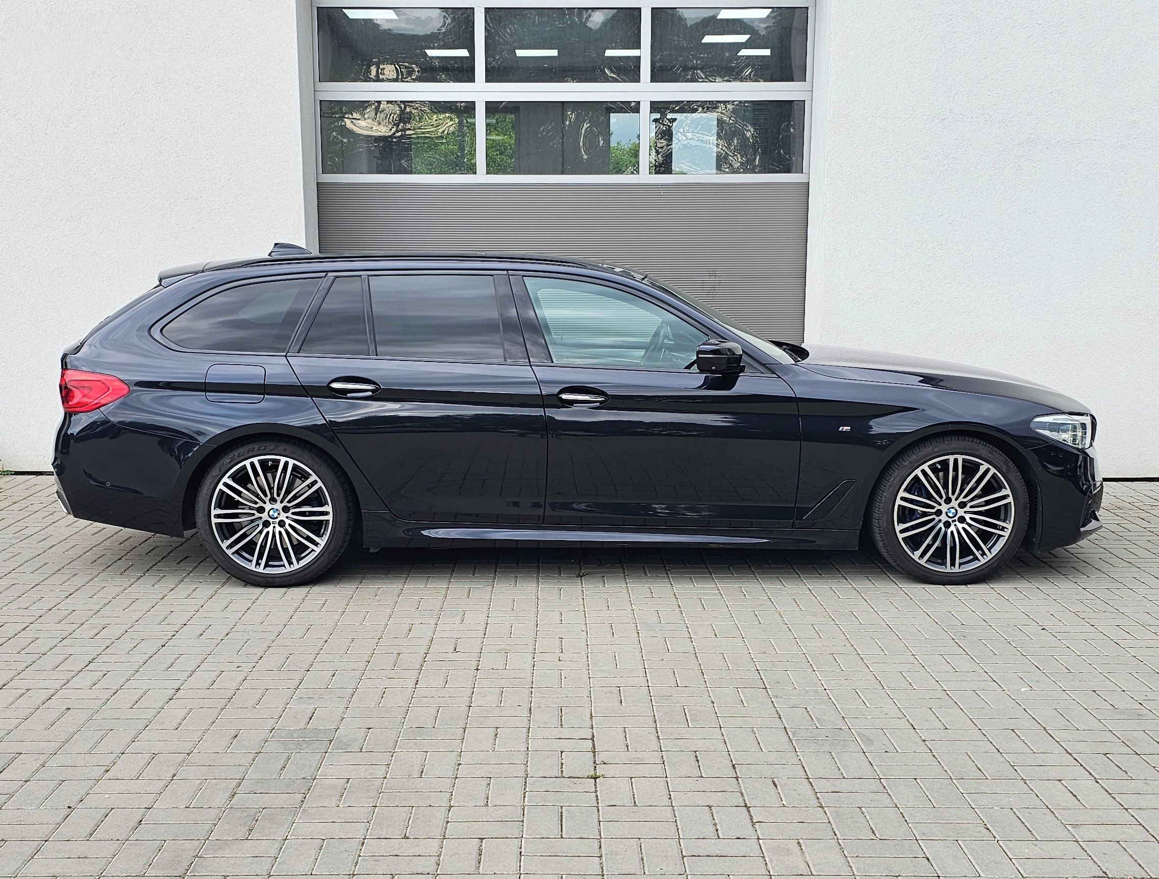 BMW Řada 5, 530d xDrive - fotka 4