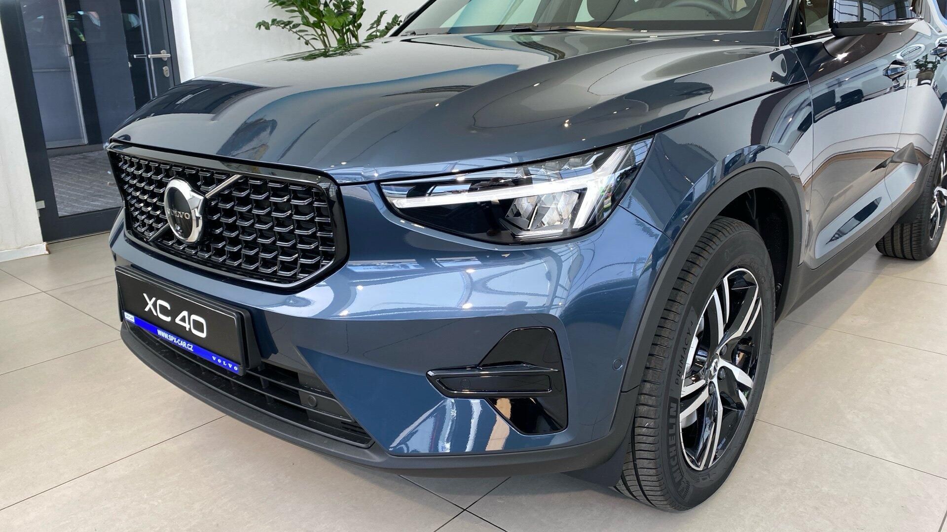 Volvo XC40, PLUS DARK, B4 FWD, 145+10 kW / - fotka 3