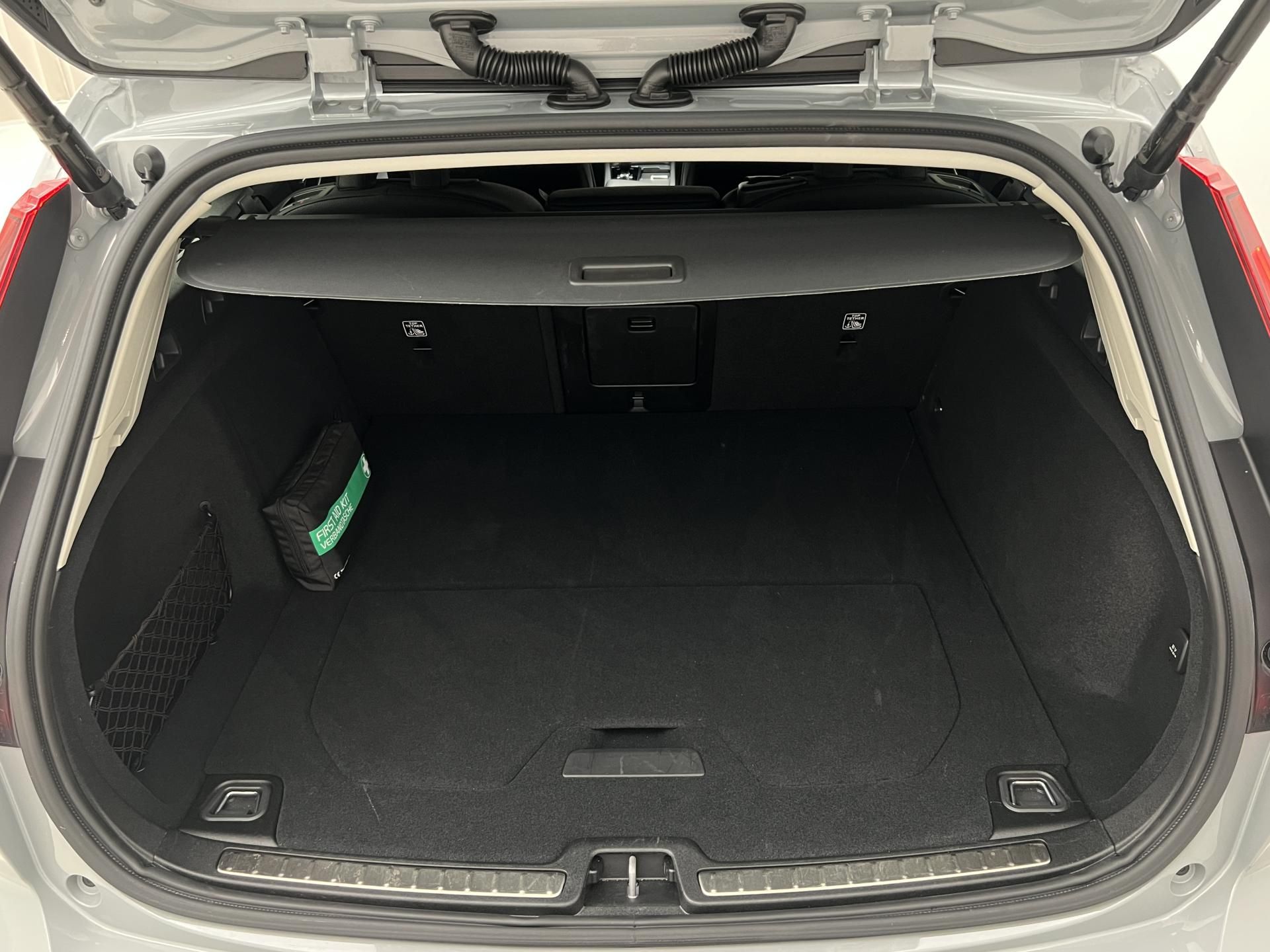 Volvo V60, B4 PLUS DARK AUT 1.maj. - fotka 5