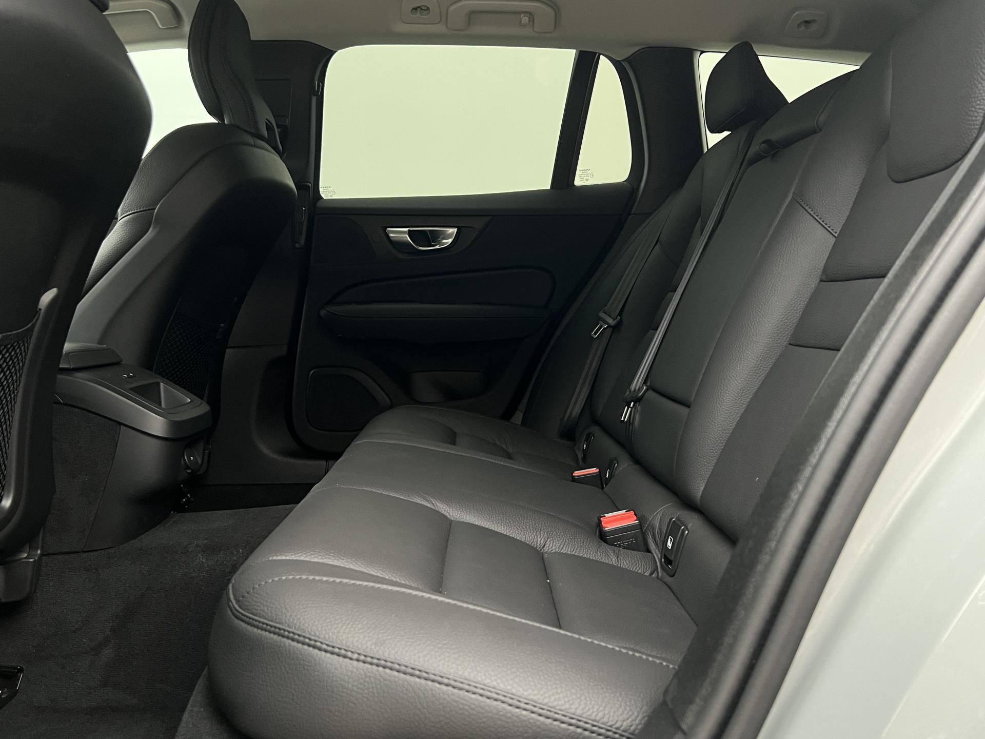 Volvo V60, B4 PLUS DARK AUT 1.maj. - fotka 6