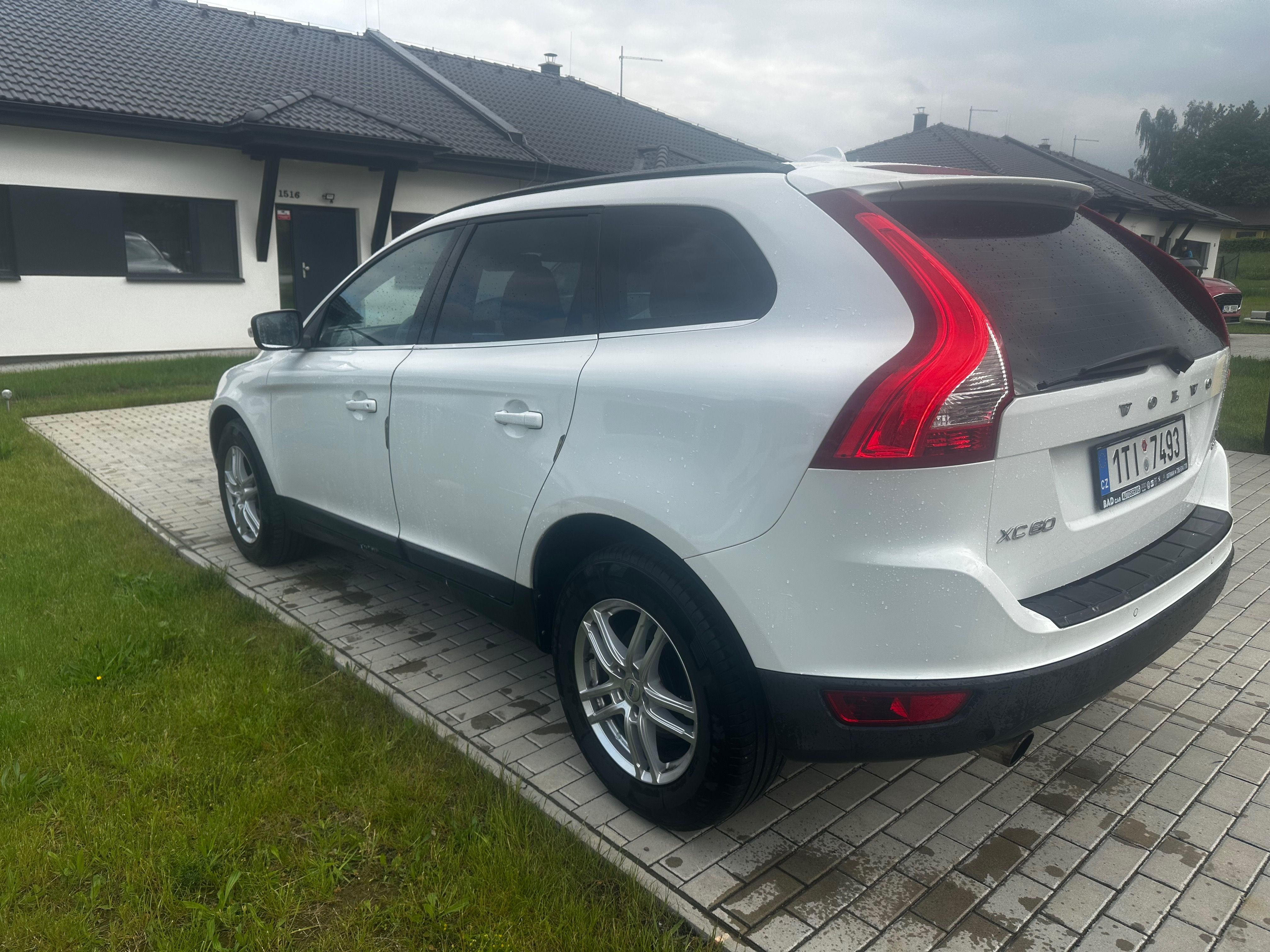 Volvo XC60, 2,4D, R-Design - fotka 2