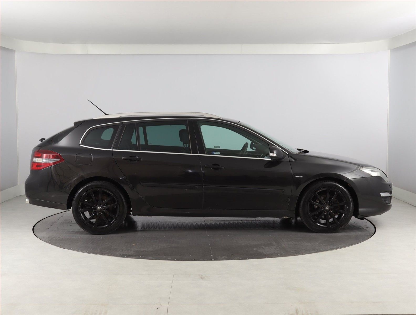 Renault Laguna, 2.0 dCi, Navi, Kožené sedačky - fotka 6