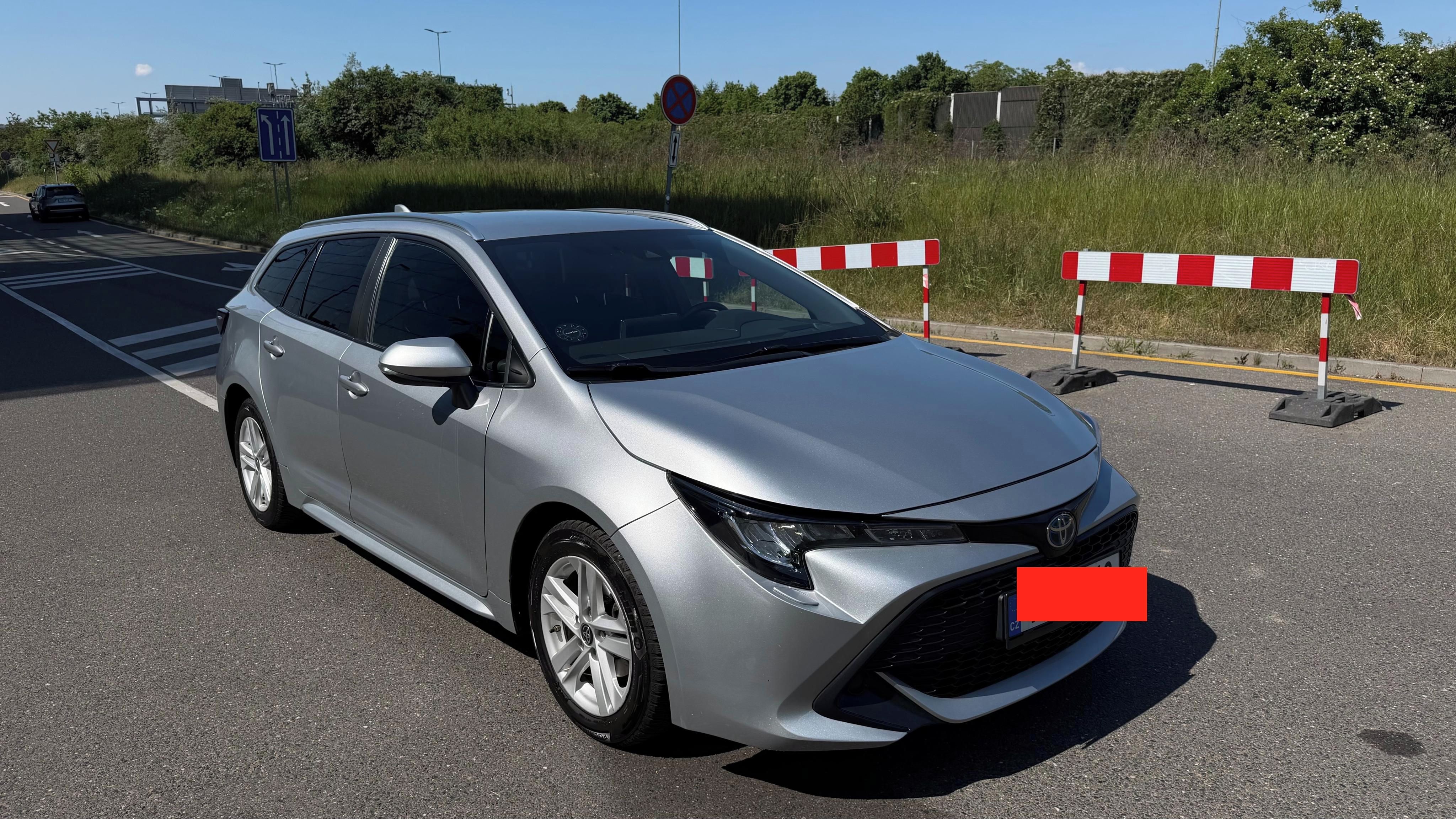 Toyota Corolla, 1,8  Hybrid - fotka 2