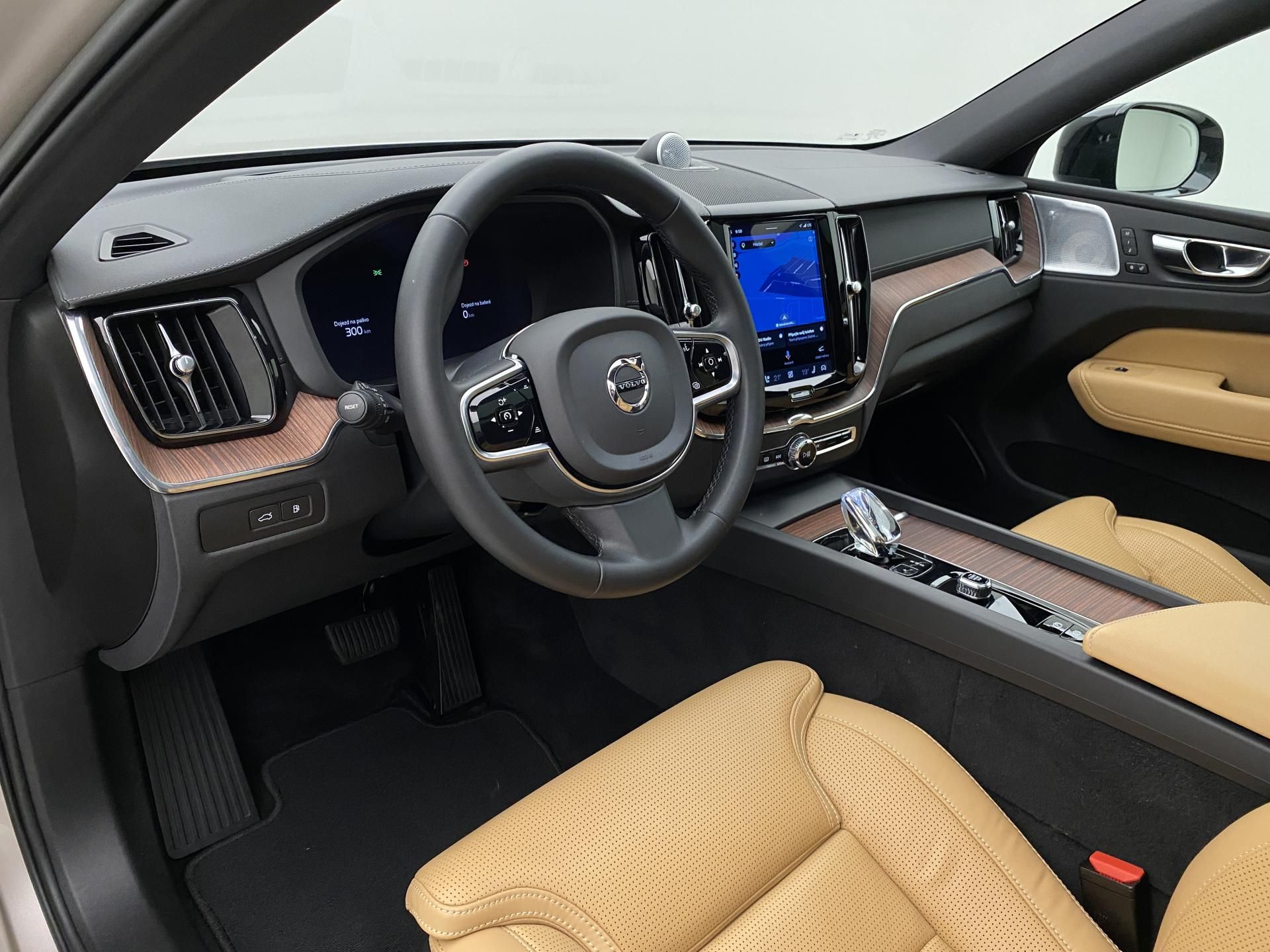 Volvo XC60, T6 AWD RECHARGE DARK ULTIMATE - fotka 4